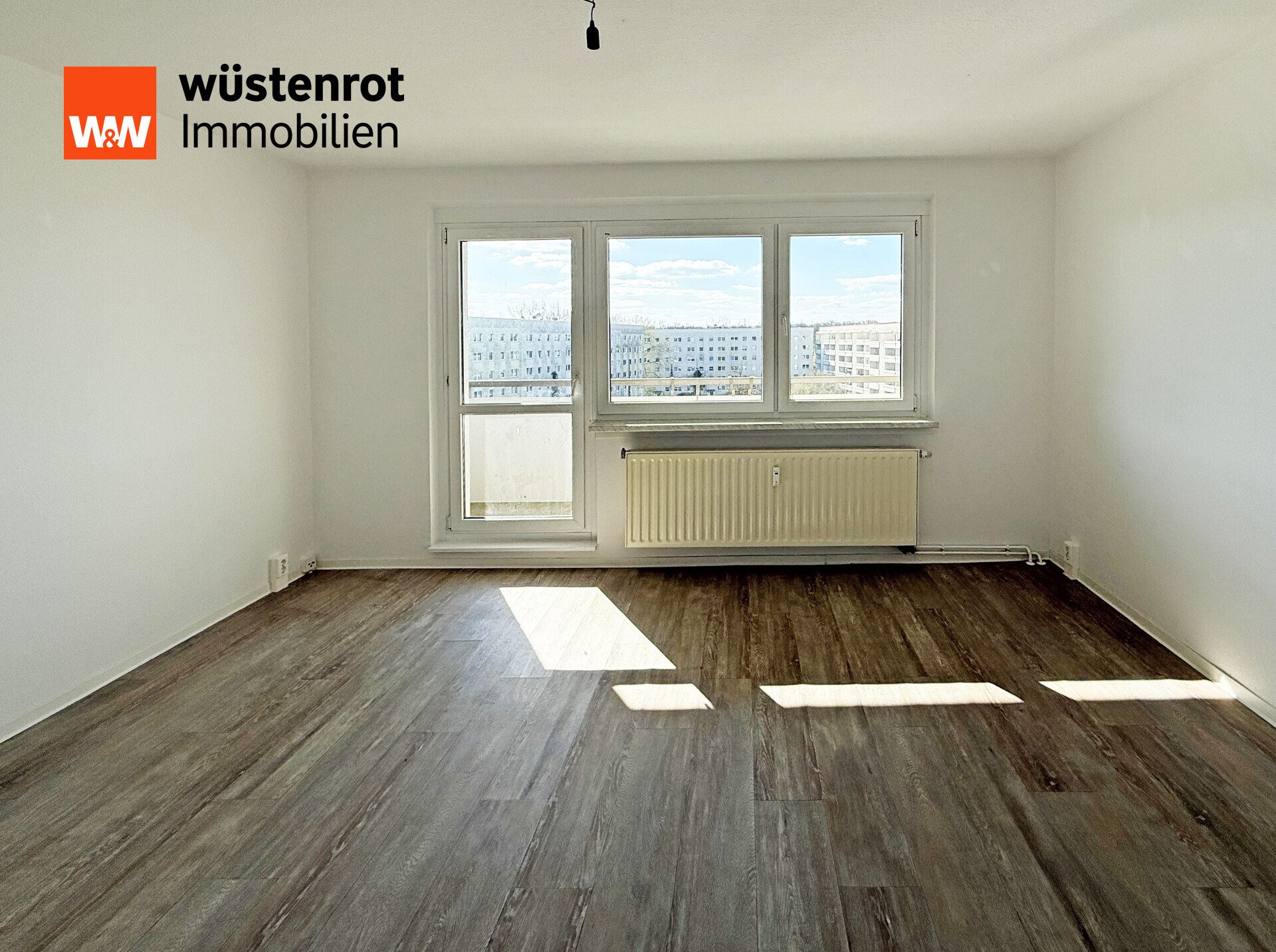 Immobilienangebot - Neubrandenburg - Alle - MIT EINBAUKÜCHE UND BALKON: RENOVIERTE UND HELLE DREI-RAUM-WOHNUNG MIT KELLERRAUM