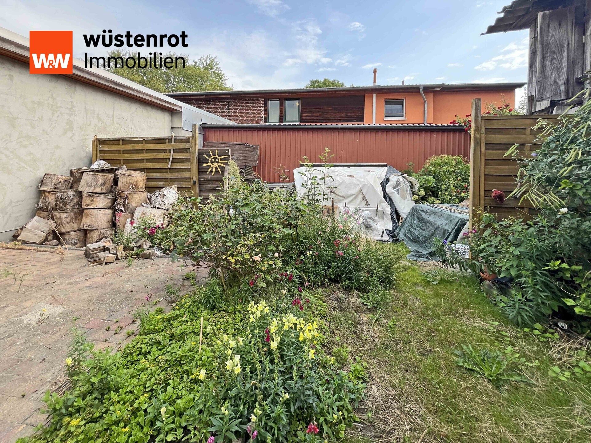 Immobilienangebot - Altentreptow - Alle - VIEL PLATZ FÜR DIE FAMILIE: STADTHAUS MIT SECHS ZIMMERN, URIGEM INNENHOF UND MASSIVEM NEBENGEBÄUDE