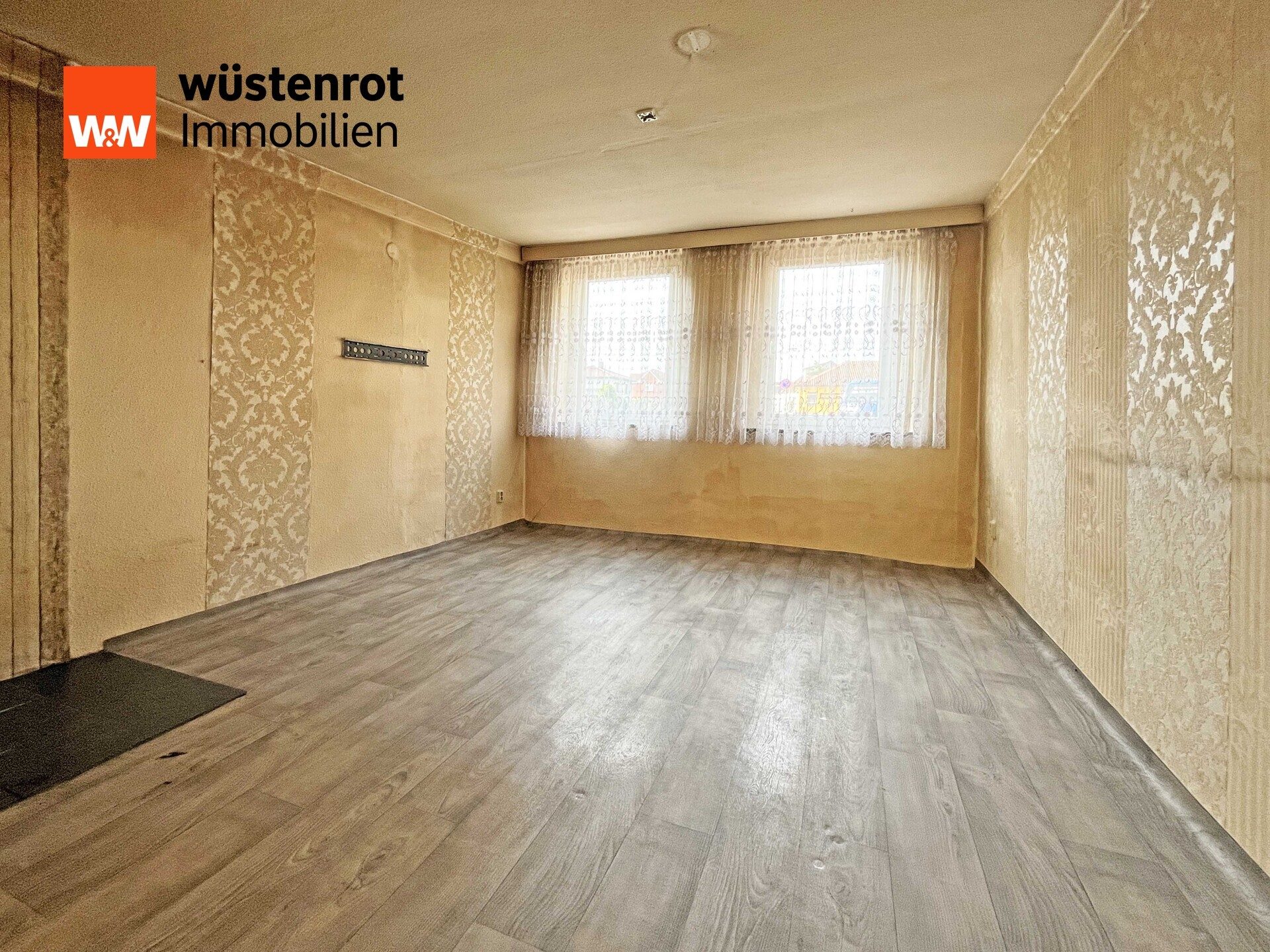 Immobilienangebot - Altentreptow - Alle - VIEL PLATZ FÜR DIE FAMILIE: STADTHAUS MIT SECHS ZIMMERN, URIGEM INNENHOF UND MASSIVEM NEBENGEBÄUDE