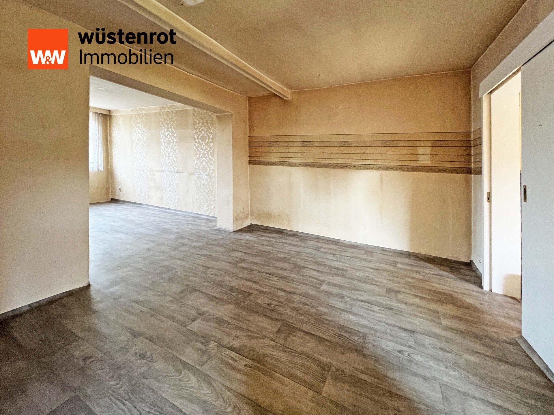 Immobilienangebot - Altentreptow - Alle - VIEL PLATZ FÜR DIE FAMILIE: STADTHAUS MIT SECHS ZIMMERN, URIGEM INNENHOF UND MASSIVEM NEBENGEBÄUDE