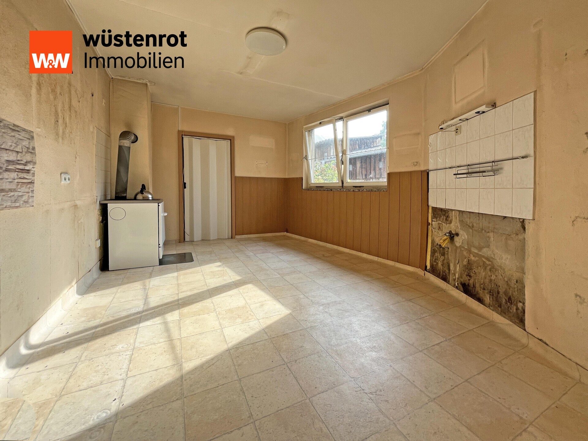 Immobilienangebot - Altentreptow - Alle - VIEL PLATZ FÜR DIE FAMILIE: STADTHAUS MIT SECHS ZIMMERN, URIGEM INNENHOF UND MASSIVEM NEBENGEBÄUDE
