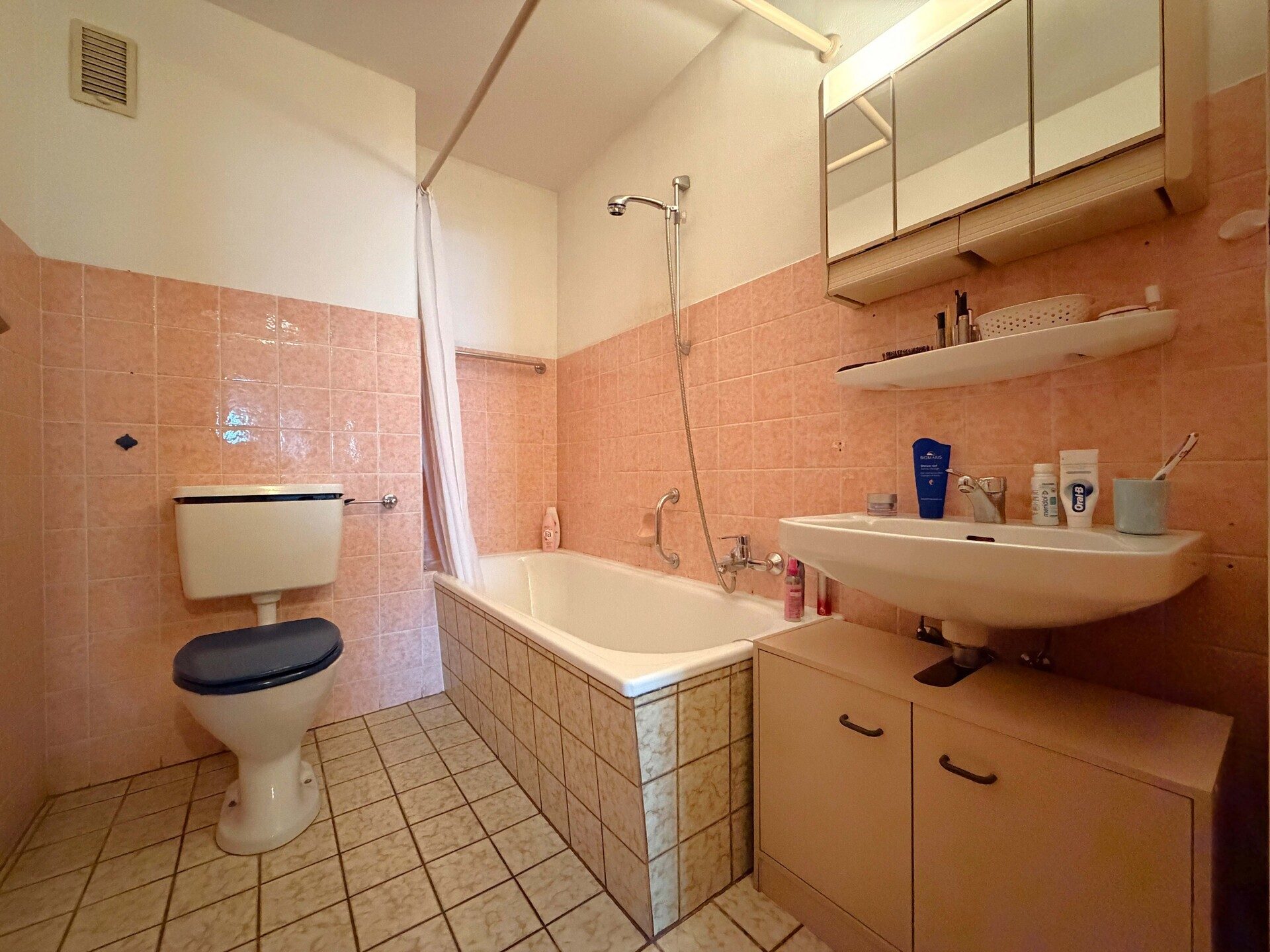 Immobilienangebot - Rietheim-Weilheim / Rietheim - Alle - Gute Kapitalanlage zum TOP-Preis. Sicher seit
30 Jahren vermietet. 2 Zimmer auf 56 m². Plus
Garage.