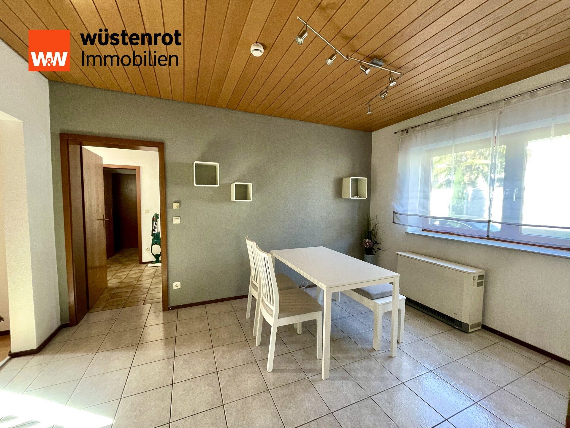 Immobilienangebot - Ötigheim - Alle - ENTFALTUNG IM ZWEIFAMILIENHAUS: 2 Etagen mit 6 Zimmer, KFZ-Stellplätze, schöne und sehr ruhige Lage*