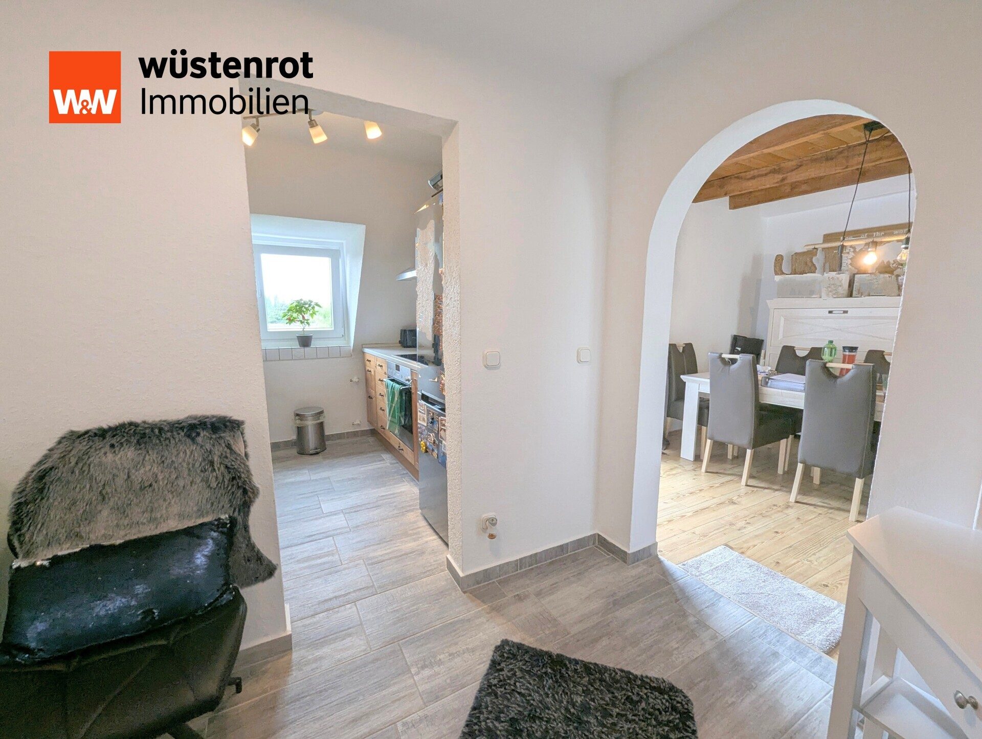 Immobilienangebot - Gelsenkirchen / Schalke - Alle - Wohnen auf zwei Ebenen: Moderne Maisonette mit sonniger Dachterrasse in Schalke, sofort Bezugsfrei