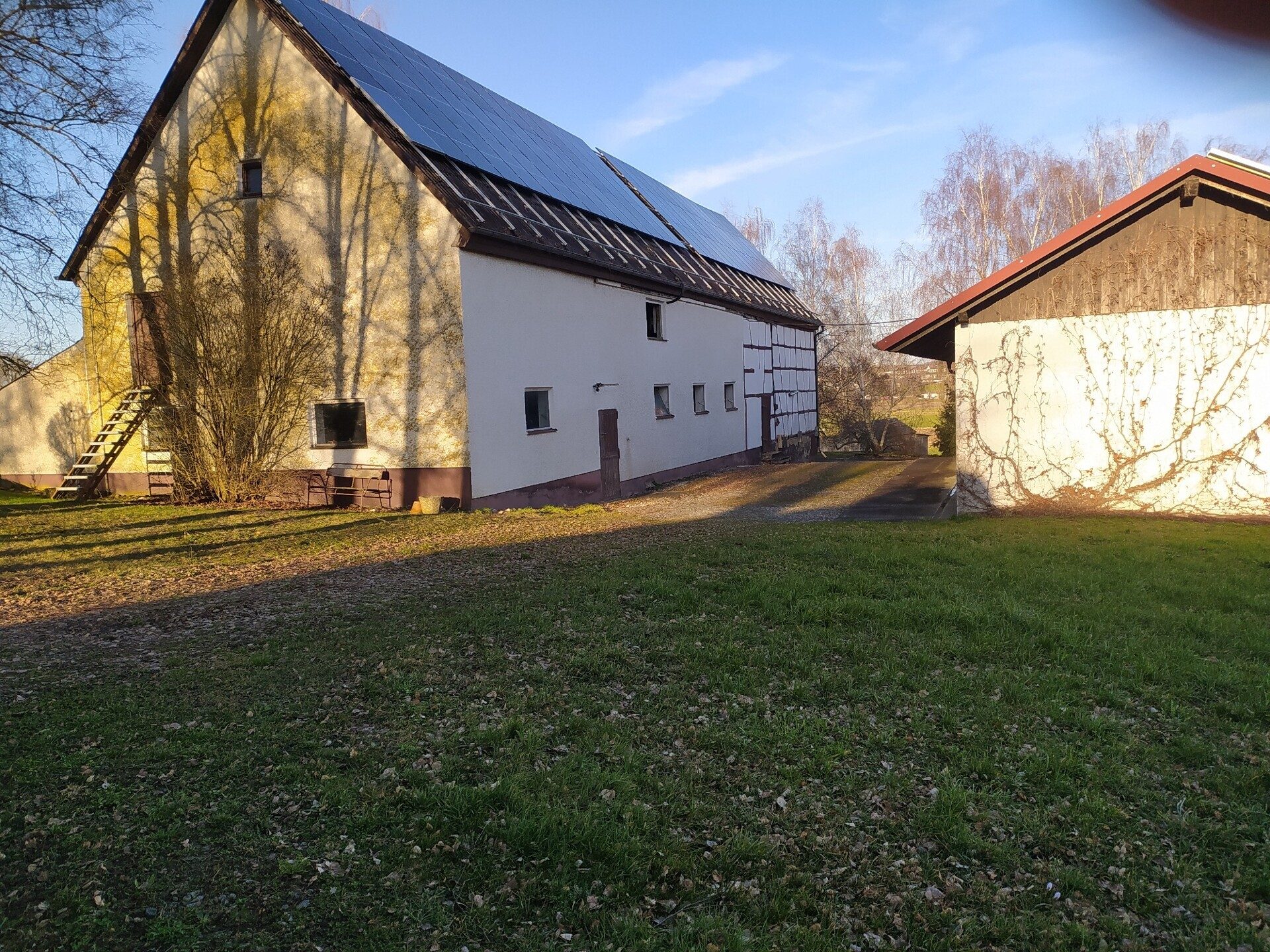 Immobilienangebot - Waldstetten - Alle - Dort wohnen, wo andere Urlaub machen
2-FMH, mögl. ELW, mehrere Grundstücke, 5 Garagen, Nebengebäude.