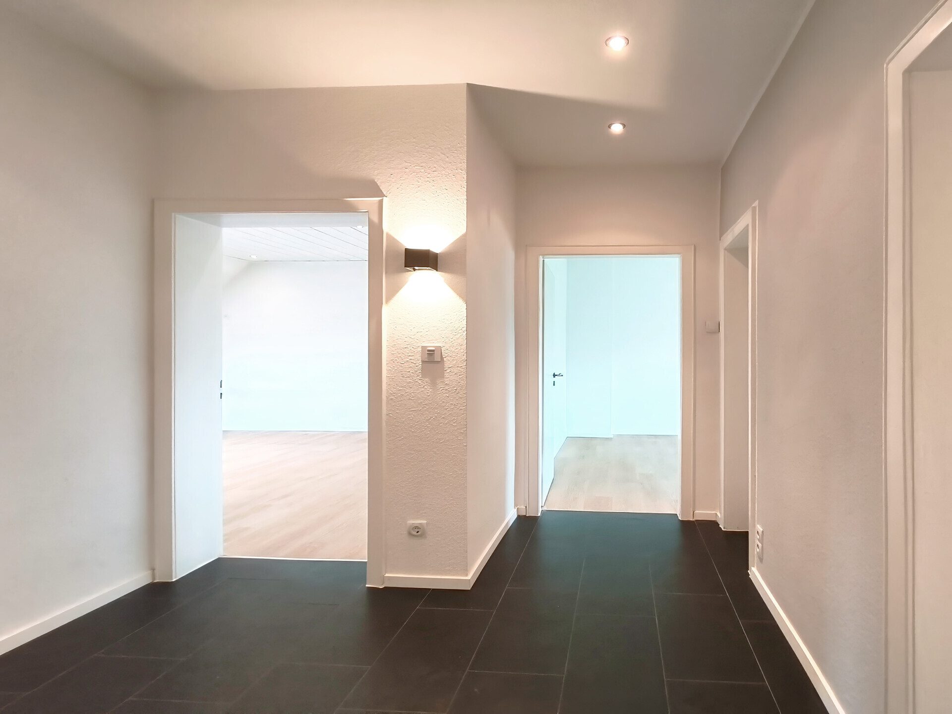 Immobilienangebot - Mönchengladbach - Alle - Attraktive 3-Zimmer-Dachgeschosswohnung mit heller Wohnatmosphäre | Eigennutzer oder Kapitalanleger