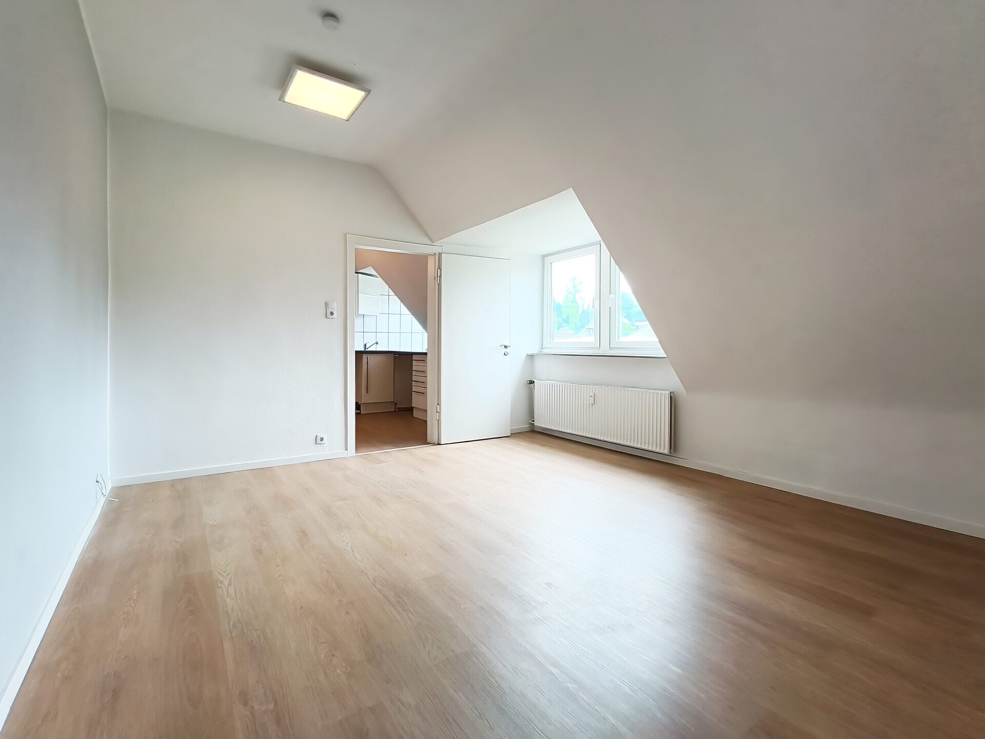 Immobilienangebot - Mönchengladbach - Alle - Attraktive 3-Zimmer-Dachgeschosswohnung mit heller Wohnatmosphäre | Eigennutzer oder Kapitalanleger