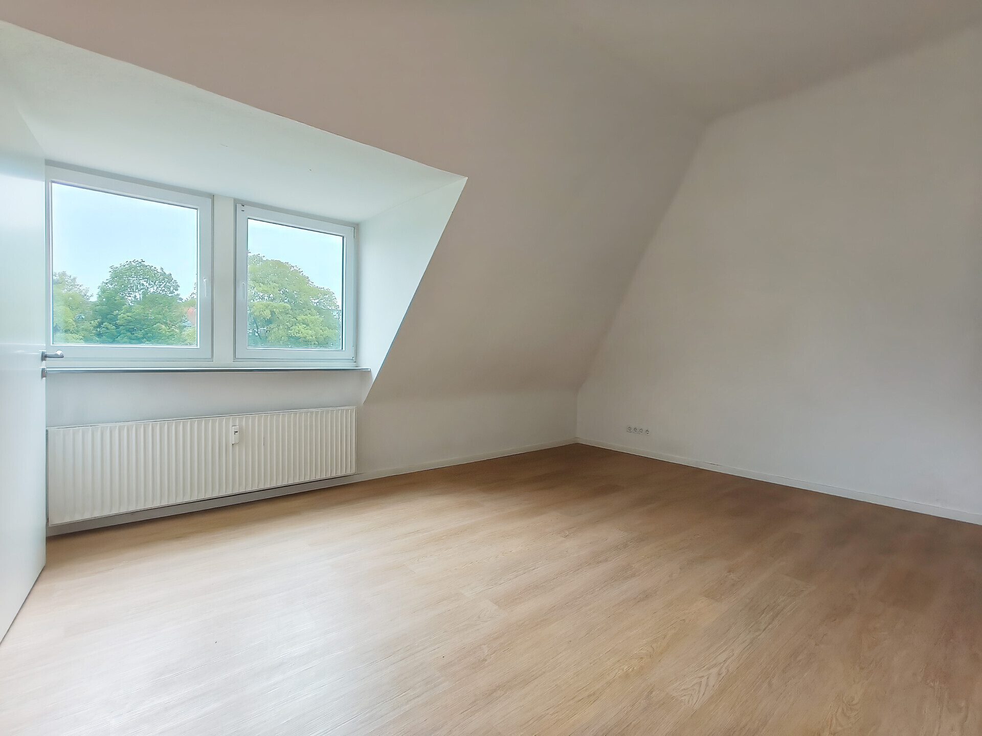 Immobilienangebot - Mönchengladbach - Alle - Attraktive 3-Zimmer-Dachgeschosswohnung mit heller Wohnatmosphäre | Eigennutzer oder Kapitalanleger