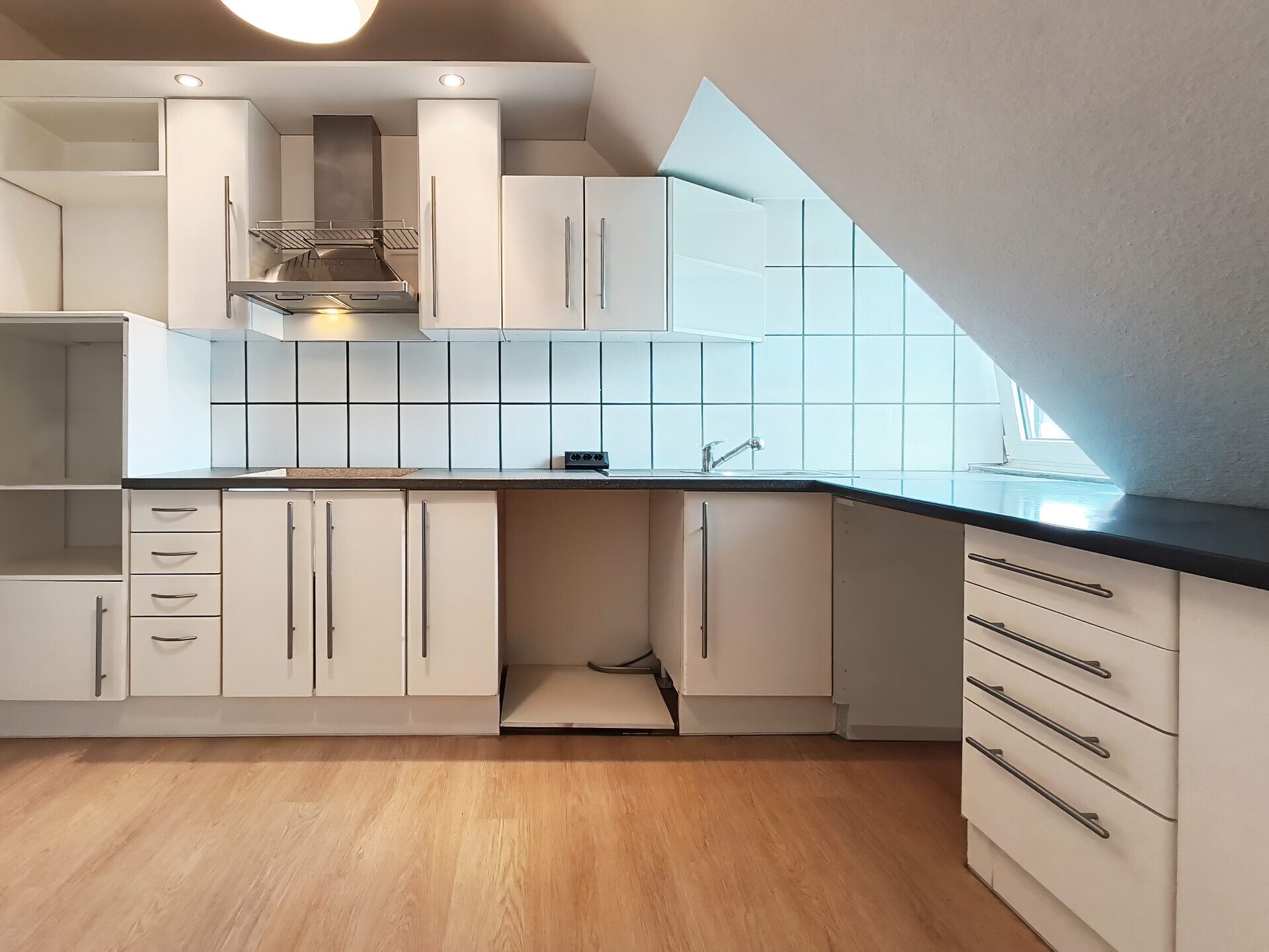 Immobilienangebot - Mönchengladbach - Alle - Attraktive 3-Zimmer-Dachgeschosswohnung mit heller Wohnatmosphäre | Eigennutzer oder Kapitalanleger
