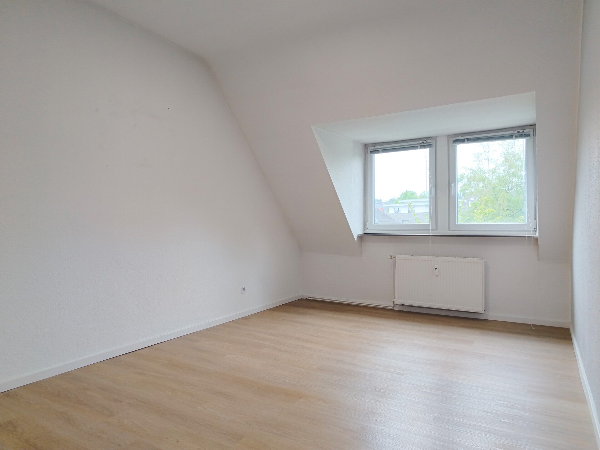 Immobilienangebot - Mönchengladbach - Alle - Attraktive 3-Zimmer-Dachgeschosswohnung mit heller Wohnatmosphäre | Eigennutzer oder Kapitalanleger