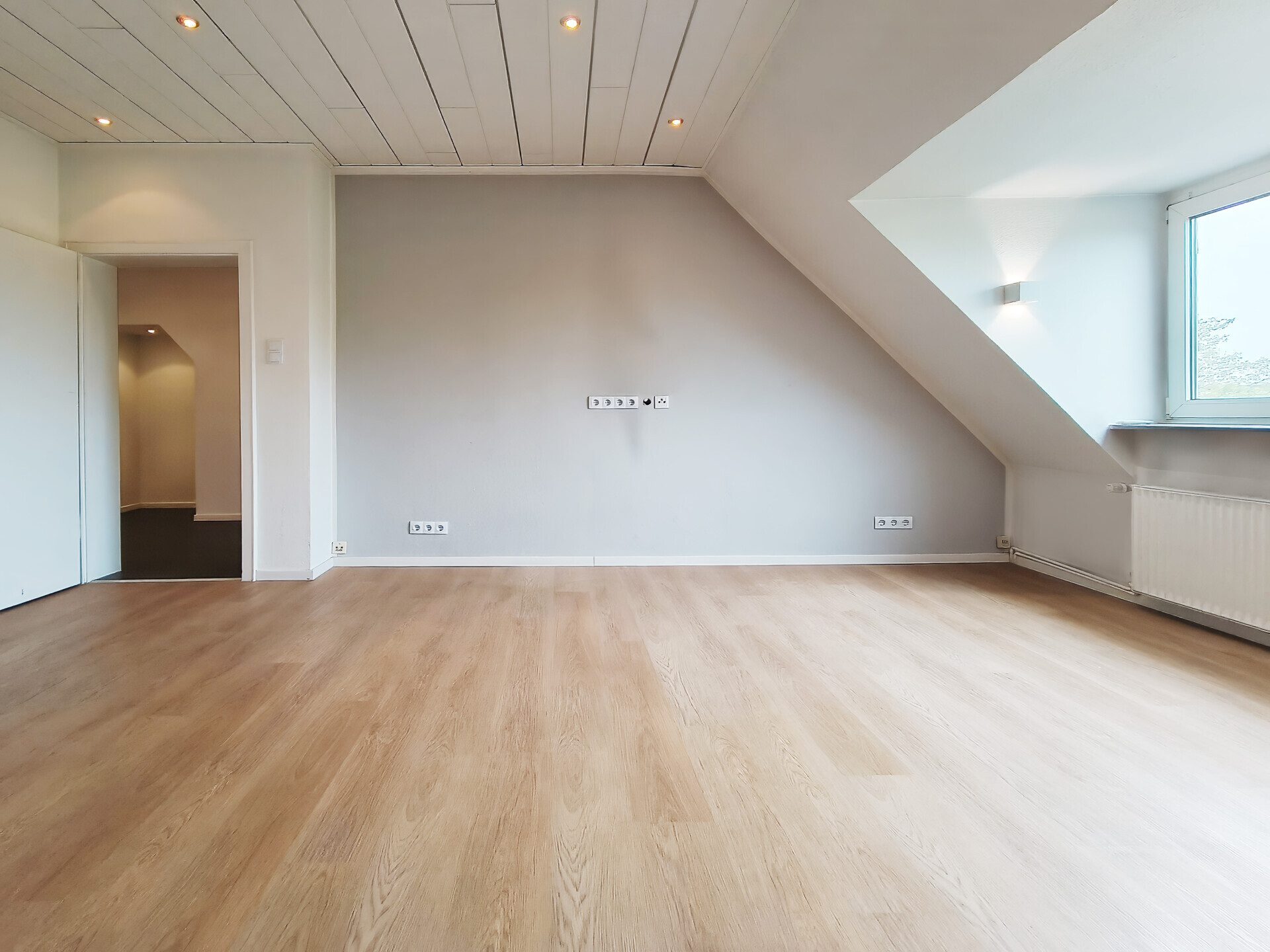 Immobilienangebot - Mönchengladbach - Alle - Attraktive 3-Zimmer-Dachgeschosswohnung mit heller Wohnatmosphäre | Eigennutzer oder Kapitalanleger