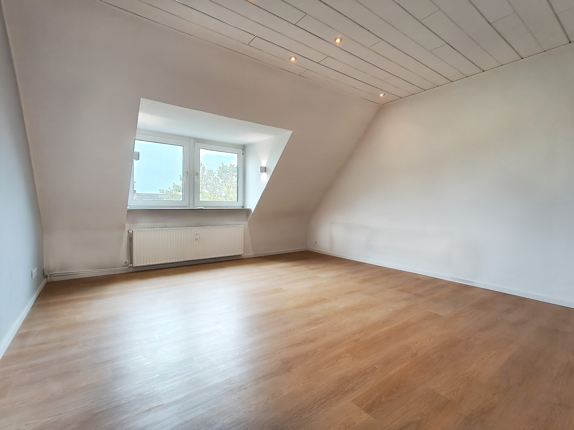 Immobilienangebot - Mönchengladbach - Alle - Attraktive 3-Zimmer-Dachgeschosswohnung mit heller Wohnatmosphäre | Eigennutzer oder Kapitalanleger