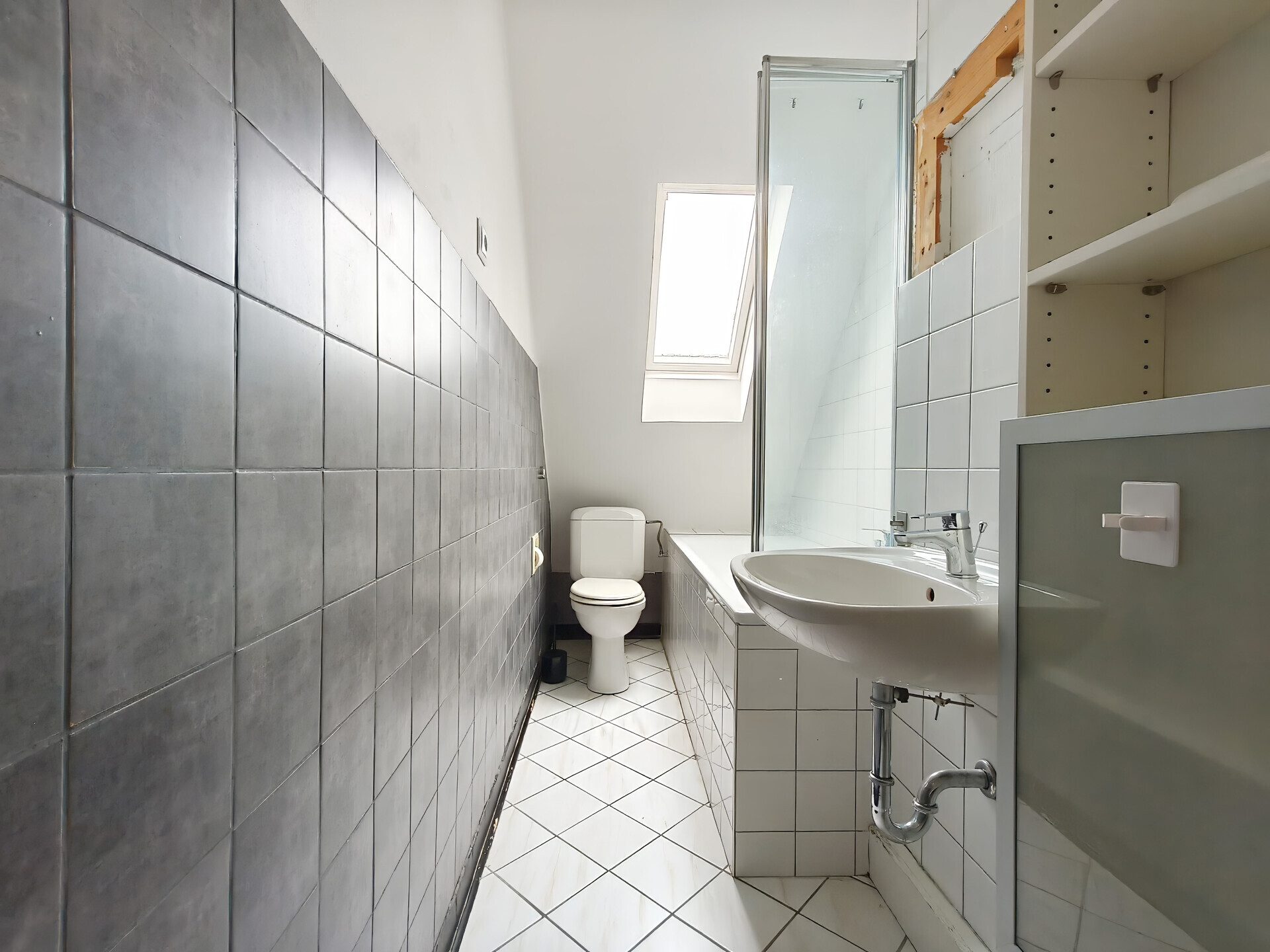 Immobilienangebot - Mönchengladbach - Alle - Attraktive 3-Zimmer-Dachgeschosswohnung mit heller Wohnatmosphäre | Eigennutzer oder Kapitalanleger