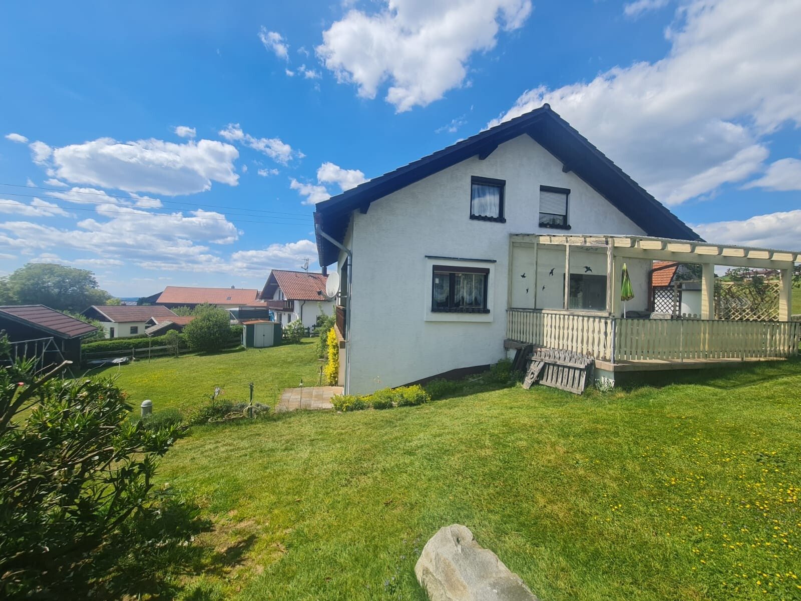 Immobilienangebot - Jandelsbrunn / Neufang - Alle - Familienglück im Grünen! Bezahlbares EFH mit 3 Garagen und tollem Garten in sonniger, ruhiger Lage.