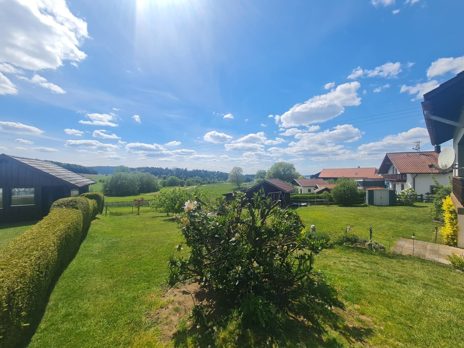 Immobilienangebot - Jandelsbrunn / Neufang - Alle - Familienglück im Grünen! Bezahlbares EFH mit 3 Garagen und tollem Garten in sonniger, ruhiger Lage.