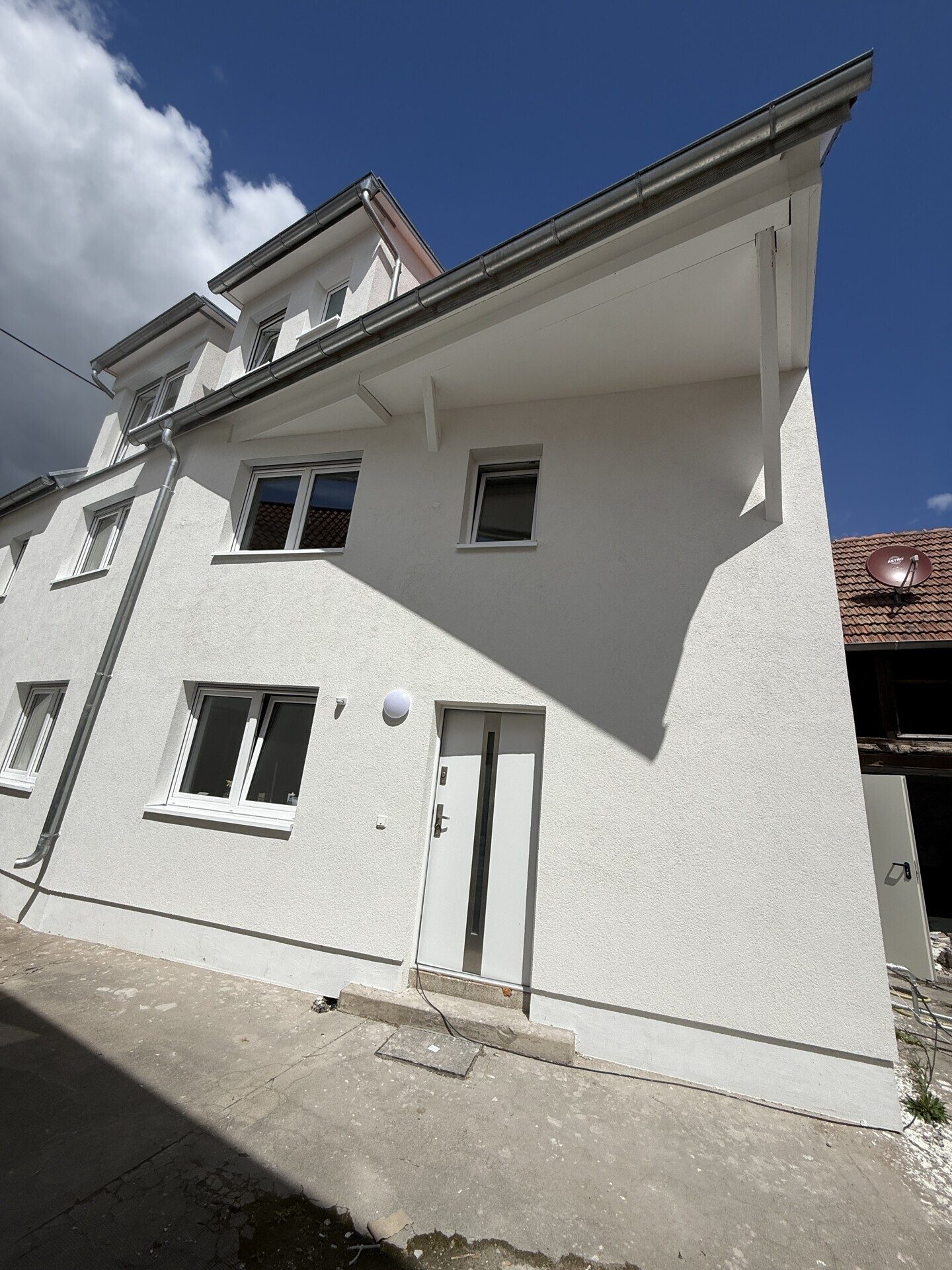 Immobilienangebot - Zeiskam - Alle - Zwei hochwertig kernsanierte DHH mit Wärmepumpe und Photovoltaik, großer Scheune + Garten in Zeiskam