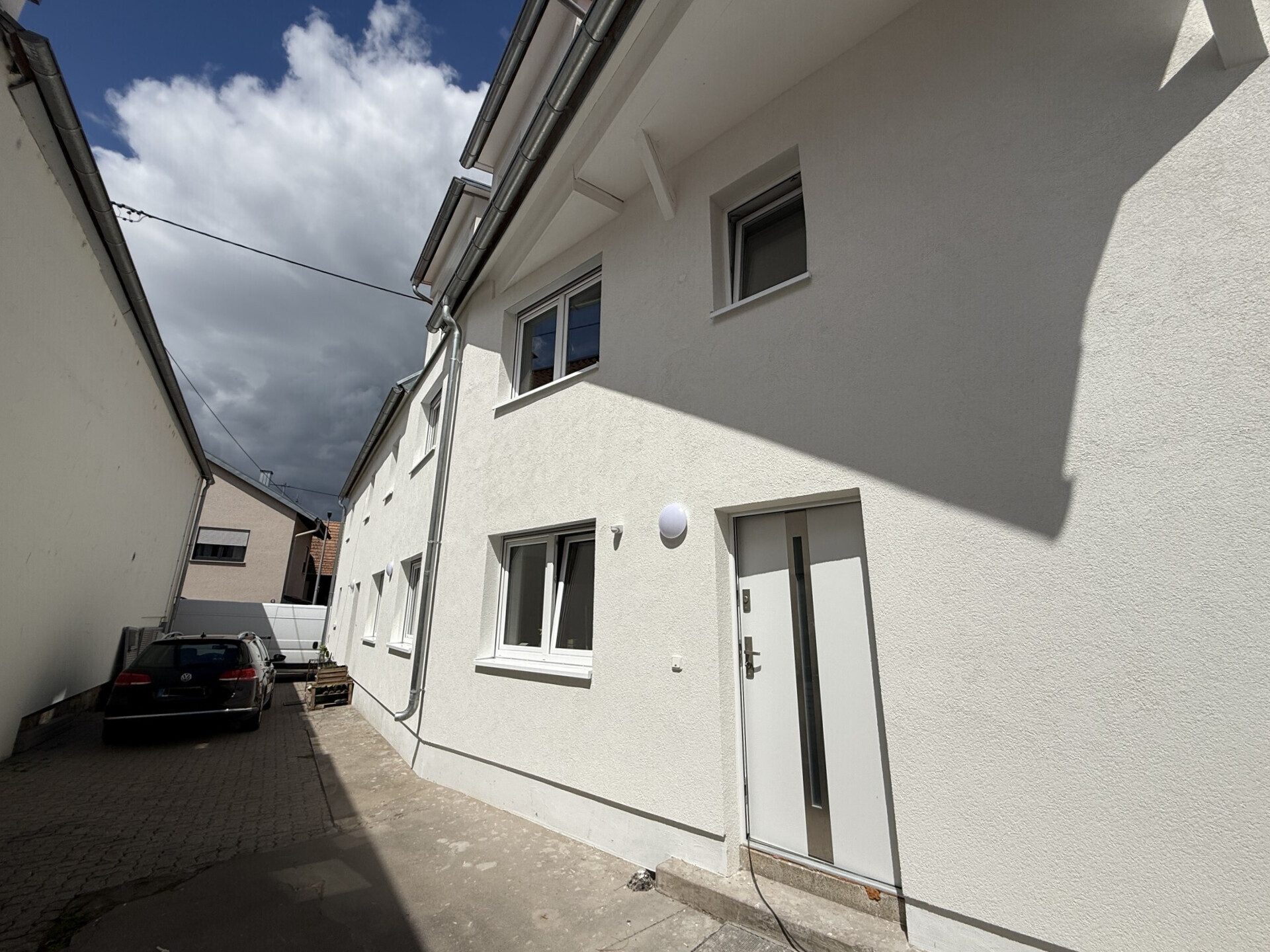 Immobilienangebot - Zeiskam - Alle - Zwei hochwertig kernsanierte DHH mit Wärmepumpe und Photovoltaik, großer Scheune + Garten in Zeiskam