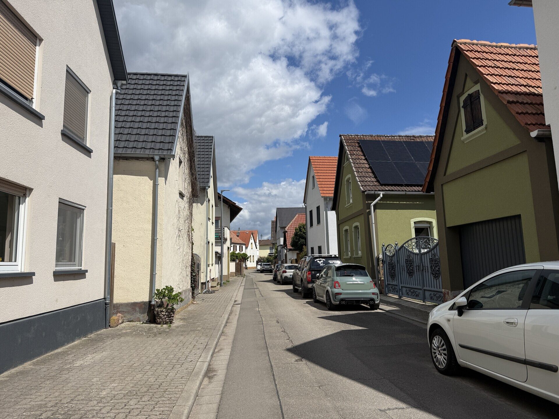 Immobilienangebot - Zeiskam - Alle - Zwei hochwertig kernsanierte DHH mit Wärmepumpe und Photovoltaik, großer Scheune + Garten in Zeiskam