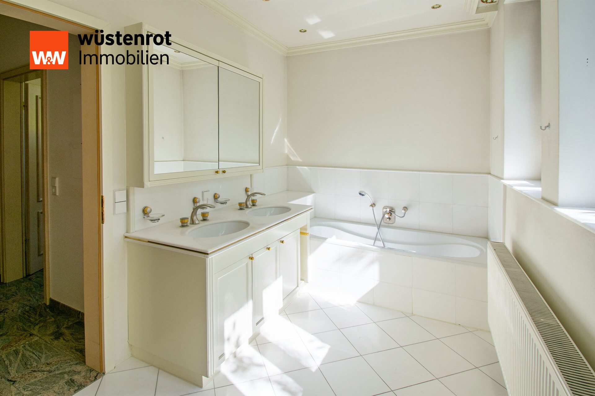 Immobilienangebot - Backnang - Alle - Großzügiges Domizil mit weitläufigem Garten und Schwimmbadhaus