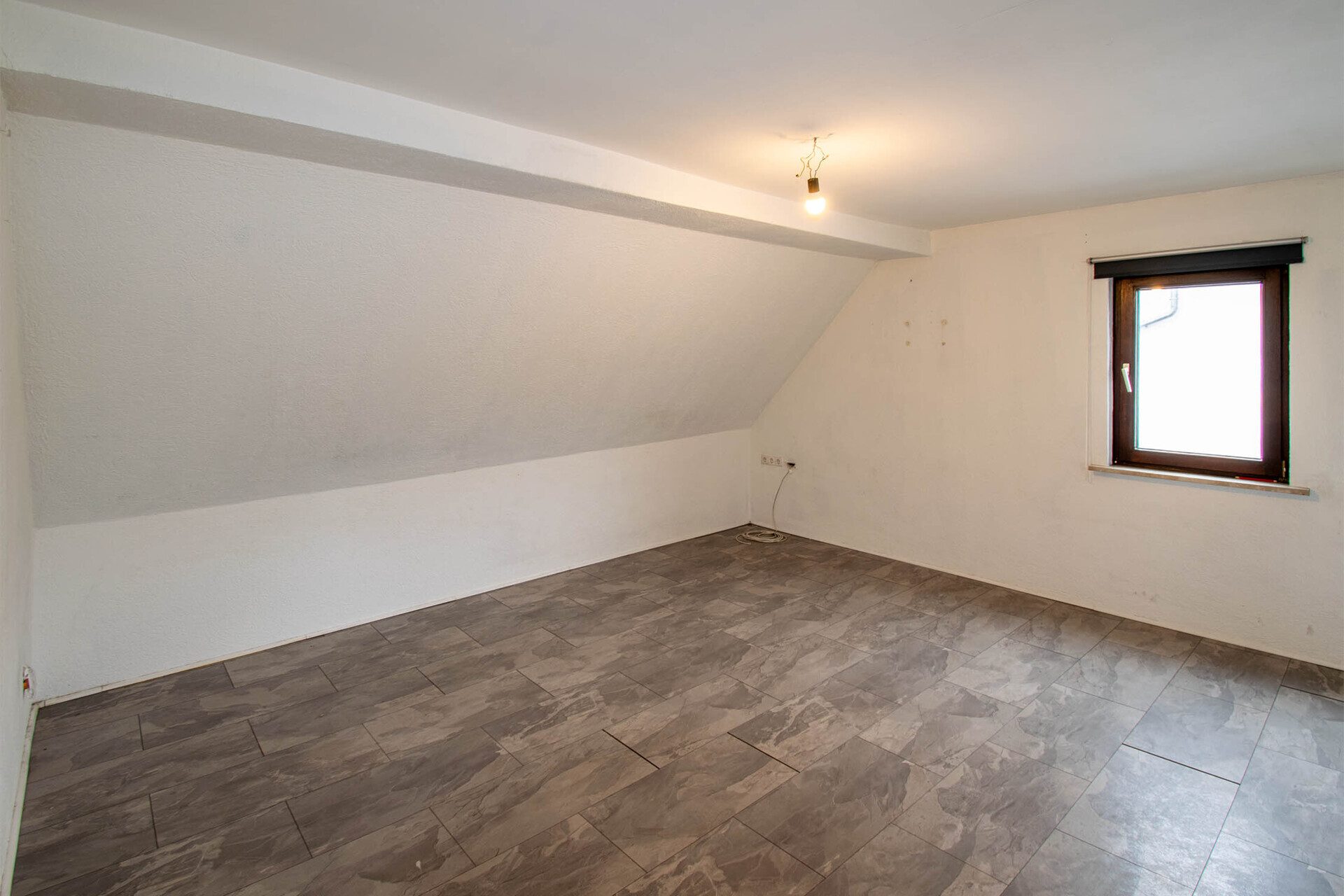 Immobilienangebot - Kirchheim am Neckar - Alle - Handwerker und Kapitalanleger aufgepasst - Mehrfamilienhaus mit viel Potenzial