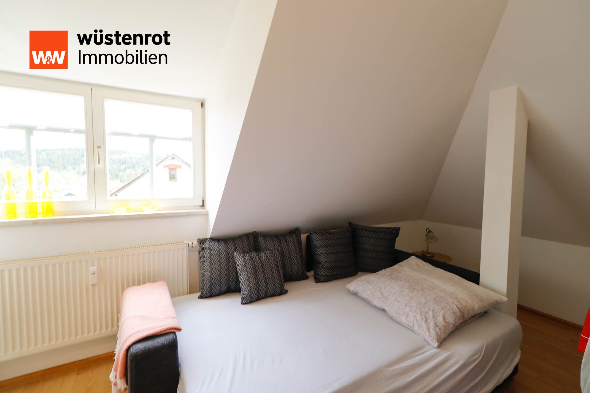 Immobilienangebot - Bad Elster - Alle - Leben über den Dächern von Bad Elster - helle, freundliche 2-Zimmer-Dachgeschosswohung