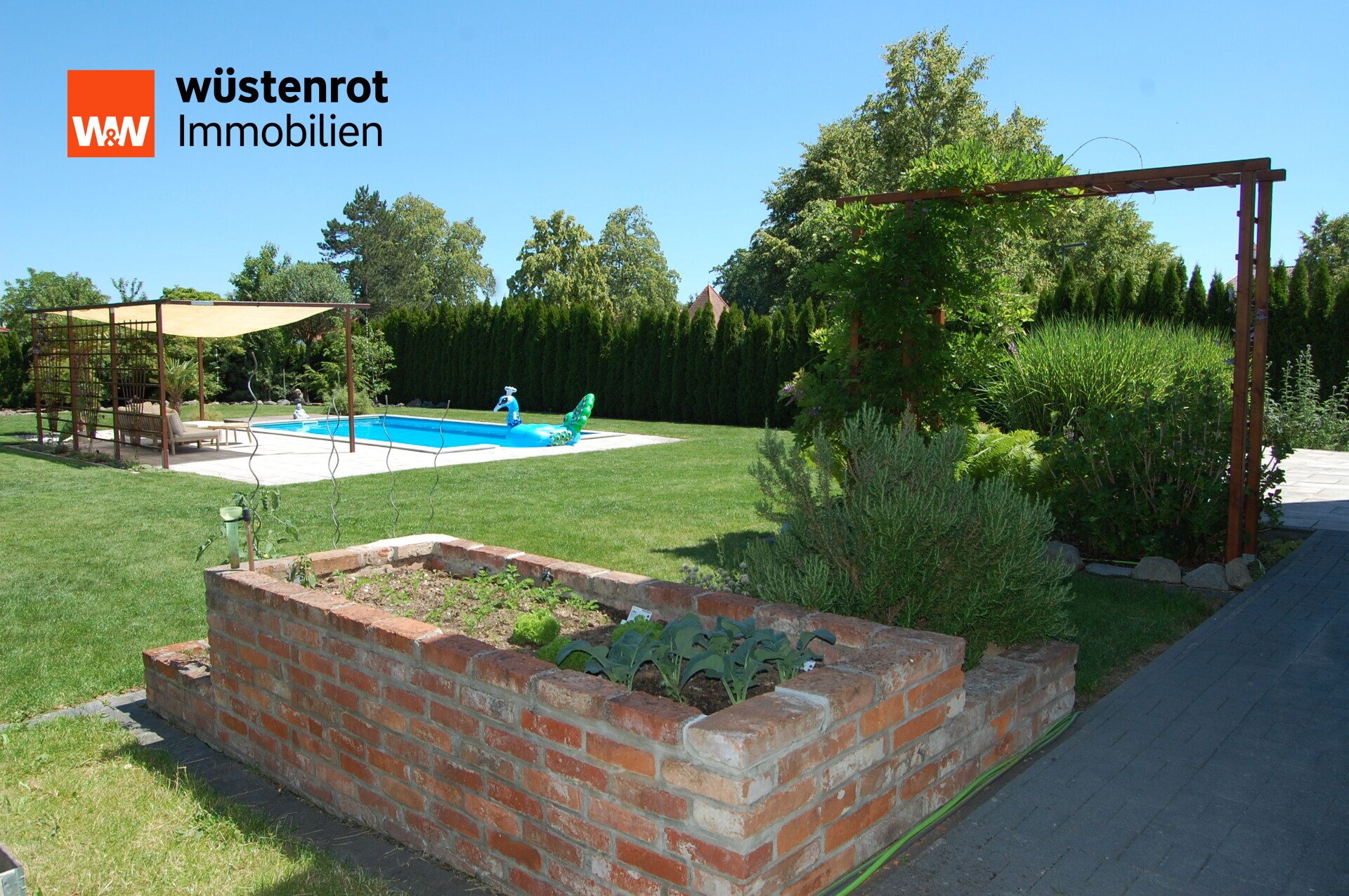 Immobilienangebot - Aholfing / Niedermotzing - Alle - Ruhe - Sonne - Glücksgefühl – Einfamilienhaus mit großem herrlichem Garten und Pool  in Aholfing