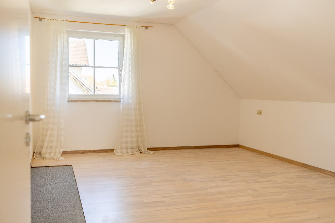 Immobilienangebot - Buchloe - Alle - Familienfreundliche Maisonette mit Südbalkon & ausgebautem Dachspitz – sofort bezugsfrei