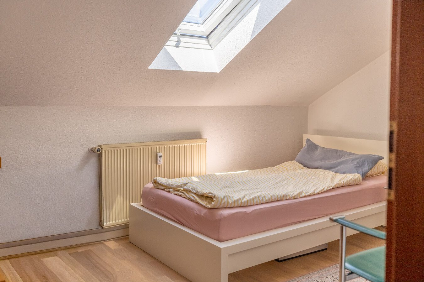 Immobilienangebot - Türkheim - Alle - Wohnen mit Charme unter dem Dach – 4-Zimmer-Wohnung mit Westbalkon, Garage und Kaminofenanschluss