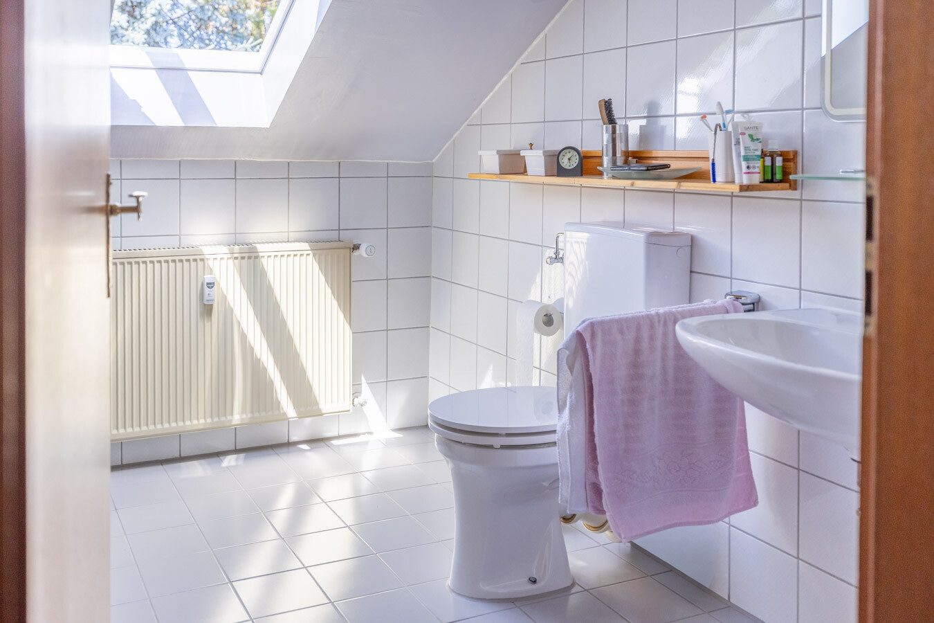 Immobilienangebot - Türkheim - Alle - Wohnen mit Charme unter dem Dach – 4-Zimmer-Wohnung mit Westbalkon, Garage und Kaminofenanschluss