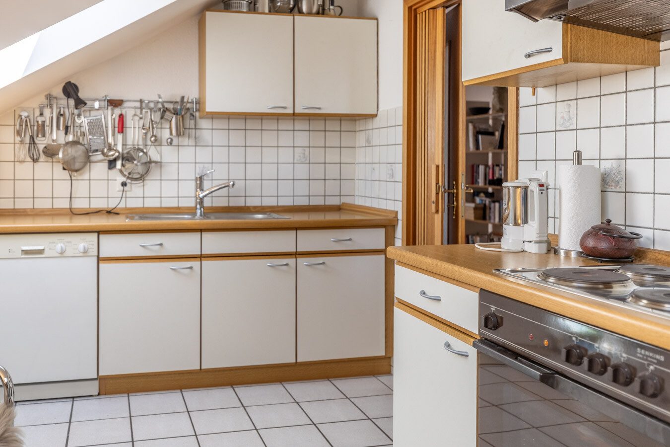 Immobilienangebot - Türkheim - Alle - Wohnen mit Charme unter dem Dach – 4-Zimmer-Wohnung mit Westbalkon, Garage und Kaminofenanschluss