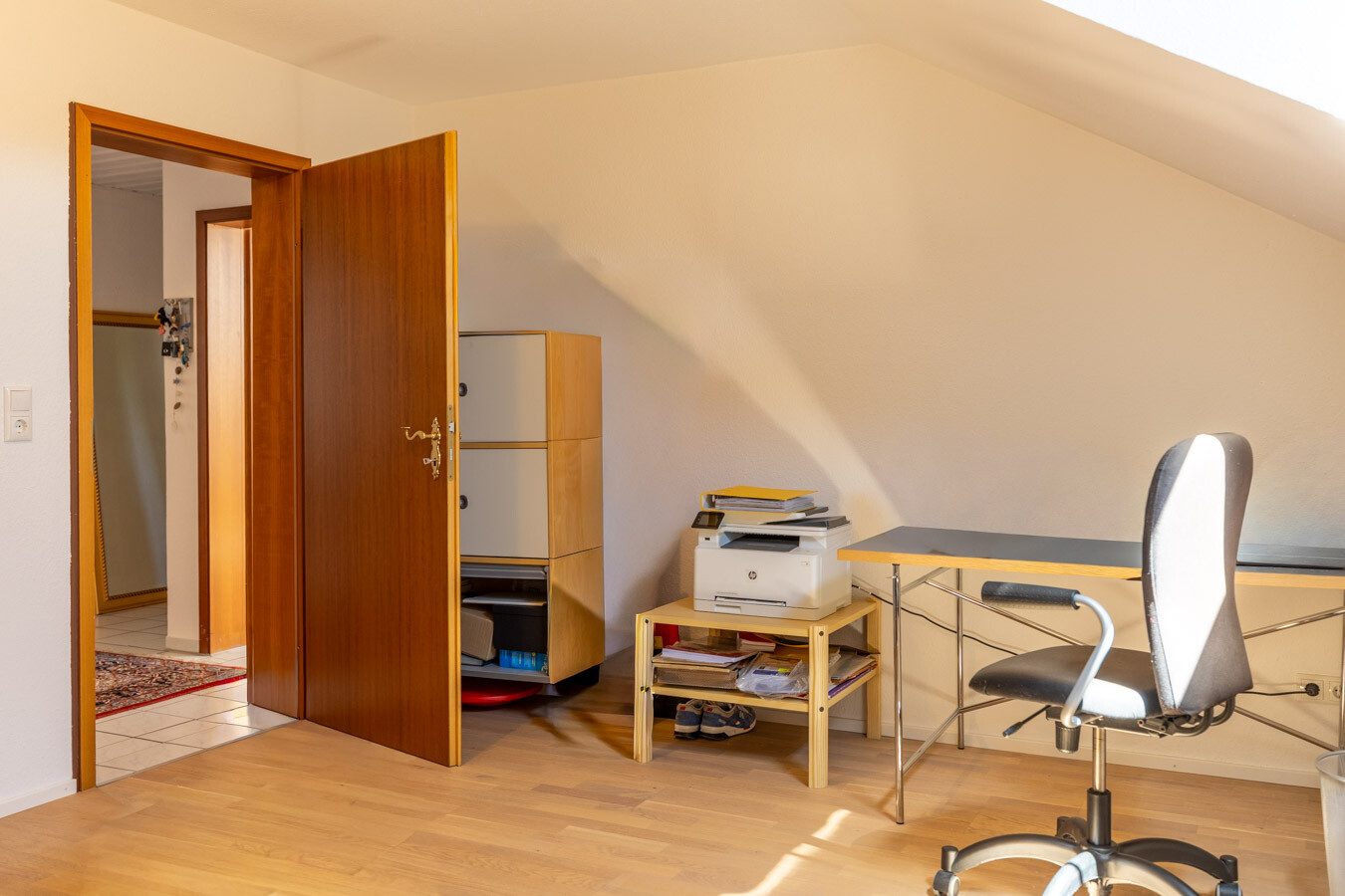 Immobilienangebot - Türkheim - Alle - Wohnen mit Charme unter dem Dach – 4-Zimmer-Wohnung mit Westbalkon, Garage und Kaminofenanschluss