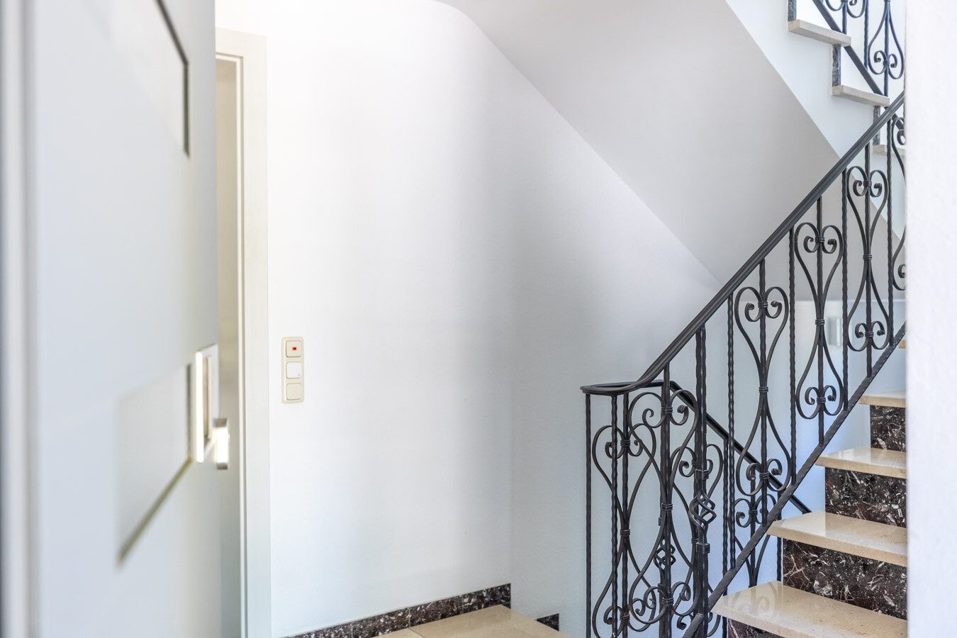 Immobilienangebot - Türkheim - Alle - Wohnen mit Charme unter dem Dach – 4-Zimmer-Wohnung mit Westbalkon, Garage und Kaminofenanschluss