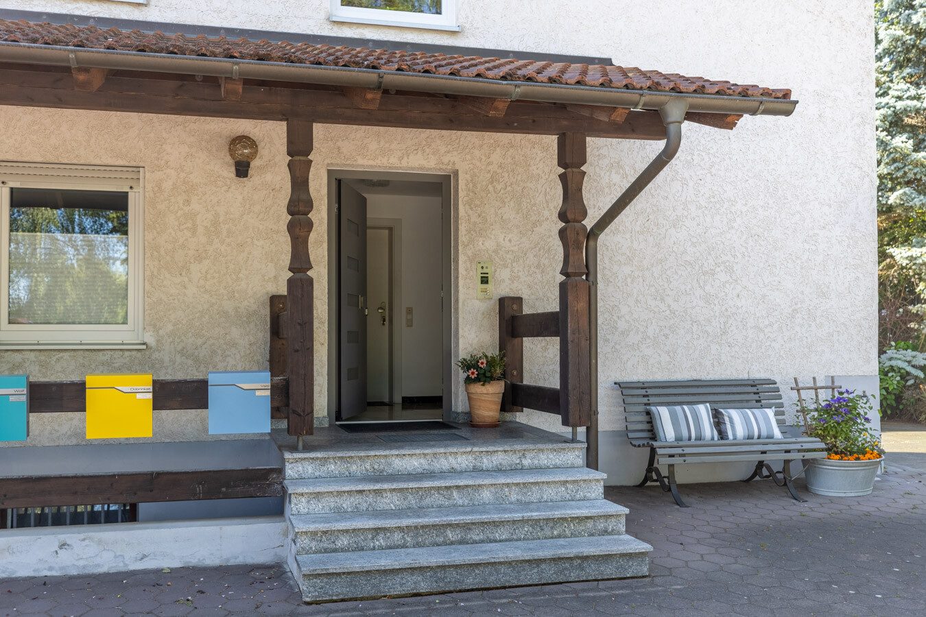 Immobilienangebot - Türkheim - Alle - Wohnen mit Charme unter dem Dach – 4-Zimmer-Wohnung mit Westbalkon, Garage und Kaminofenanschluss
