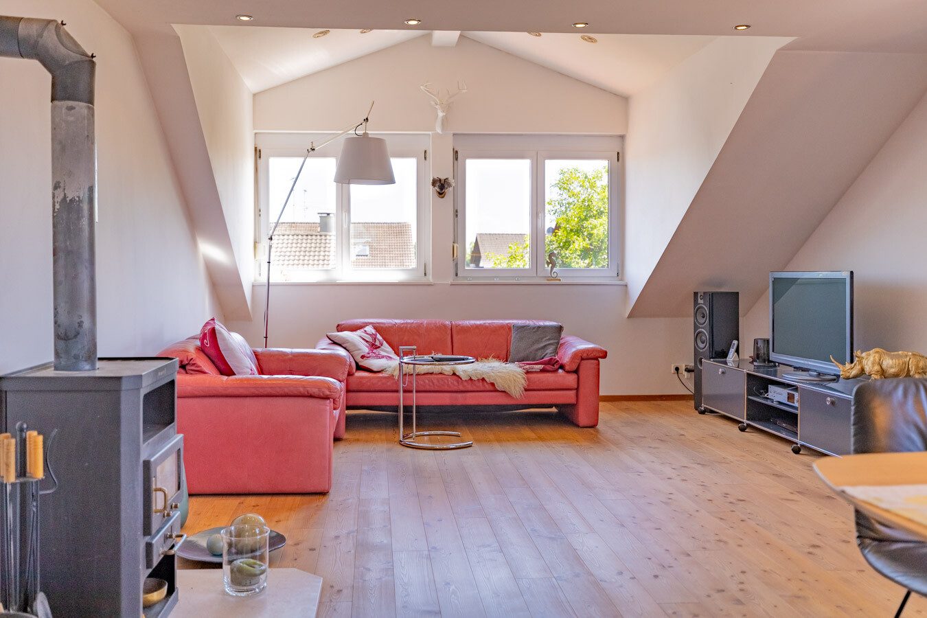 Immobilienangebot - Türkheim - Alle - Wohnen mit Charme unter dem Dach – 4-Zimmer-Wohnung mit Westbalkon, Garage und Kaminofenanschluss