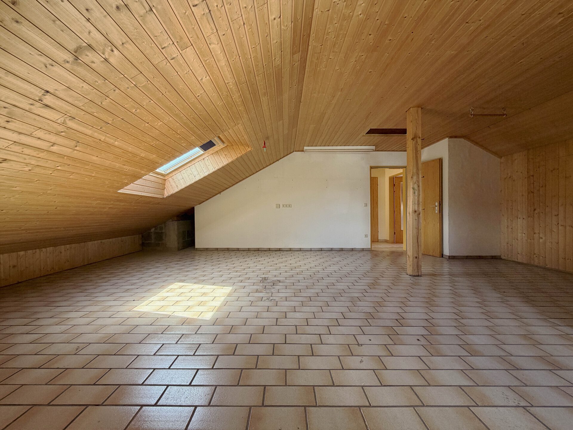 Immobilienangebot - Seitingen-Oberflacht - Alle - Besonderes Haus für besondere Ideen.
10 Zimmer auf 240 m². Mit Garten und
großen Garagen. TOP-Preis.