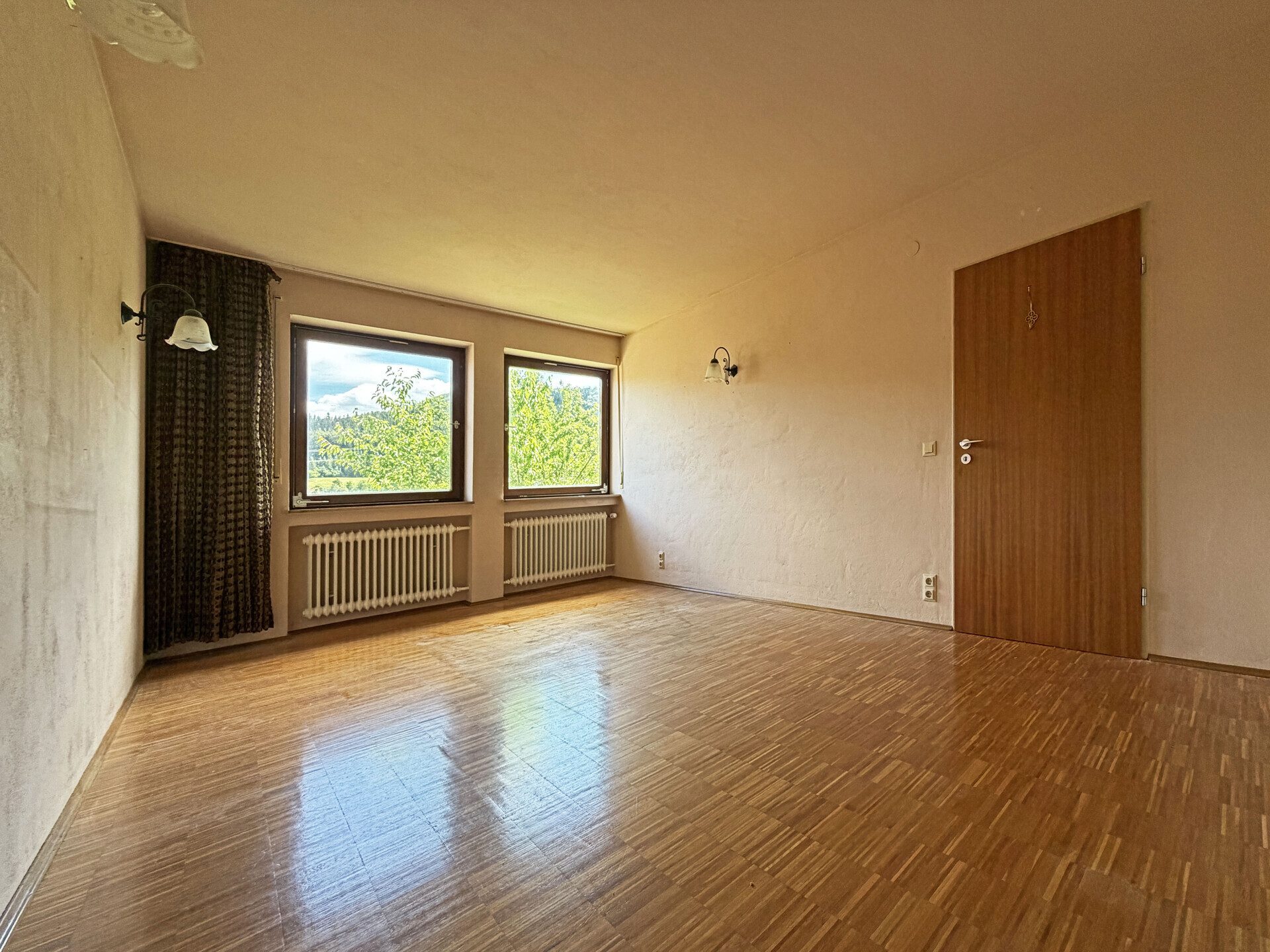 Immobilienangebot - Seitingen-Oberflacht - Alle - Besonderes Haus für besondere Ideen.
10 Zimmer auf 240 m². Mit Garten und
großen Garagen. TOP-Preis.