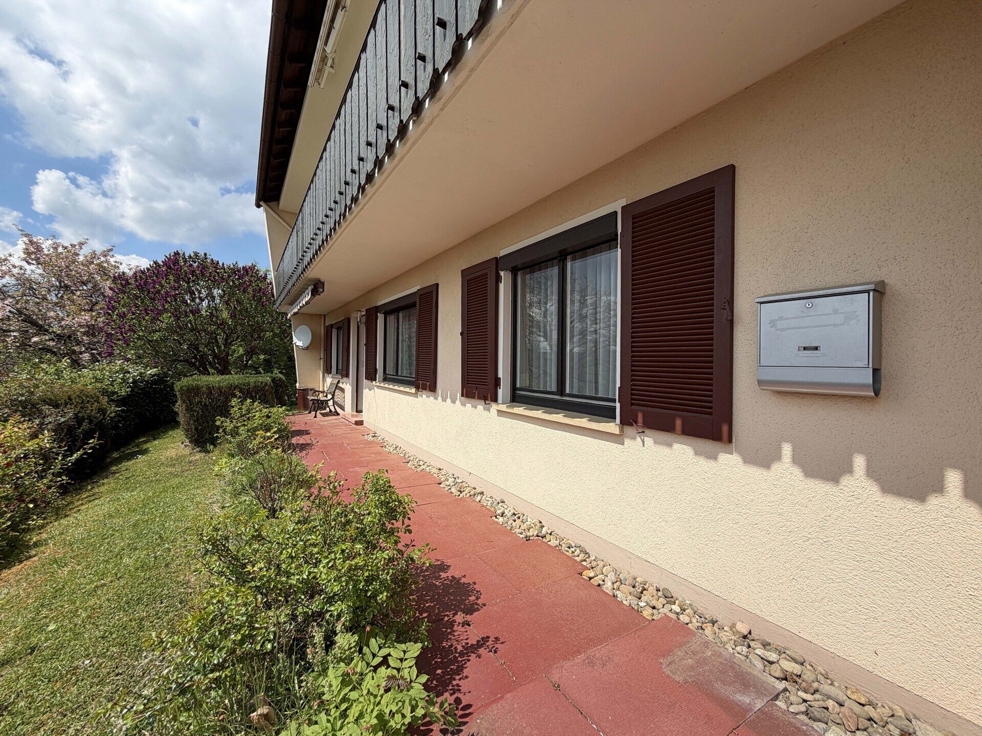 Immobilienangebot - Dornstetten / Aach - Alle - Familienglück. 7 Zimmer auf 133 qm.
Einliegerwohnung. Tolle Gartenoase. 
Zwei Garagen. TOP-Preis.