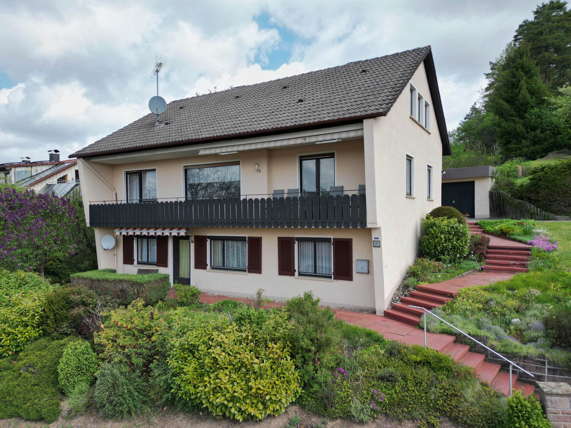 Immobilienangebot - Dornstetten / Aach - Alle - Familienglück. 7 Zimmer auf 133 qm.
Einliegerwohnung. Tolle Gartenoase. 
Zwei Garagen. TOP-Preis.