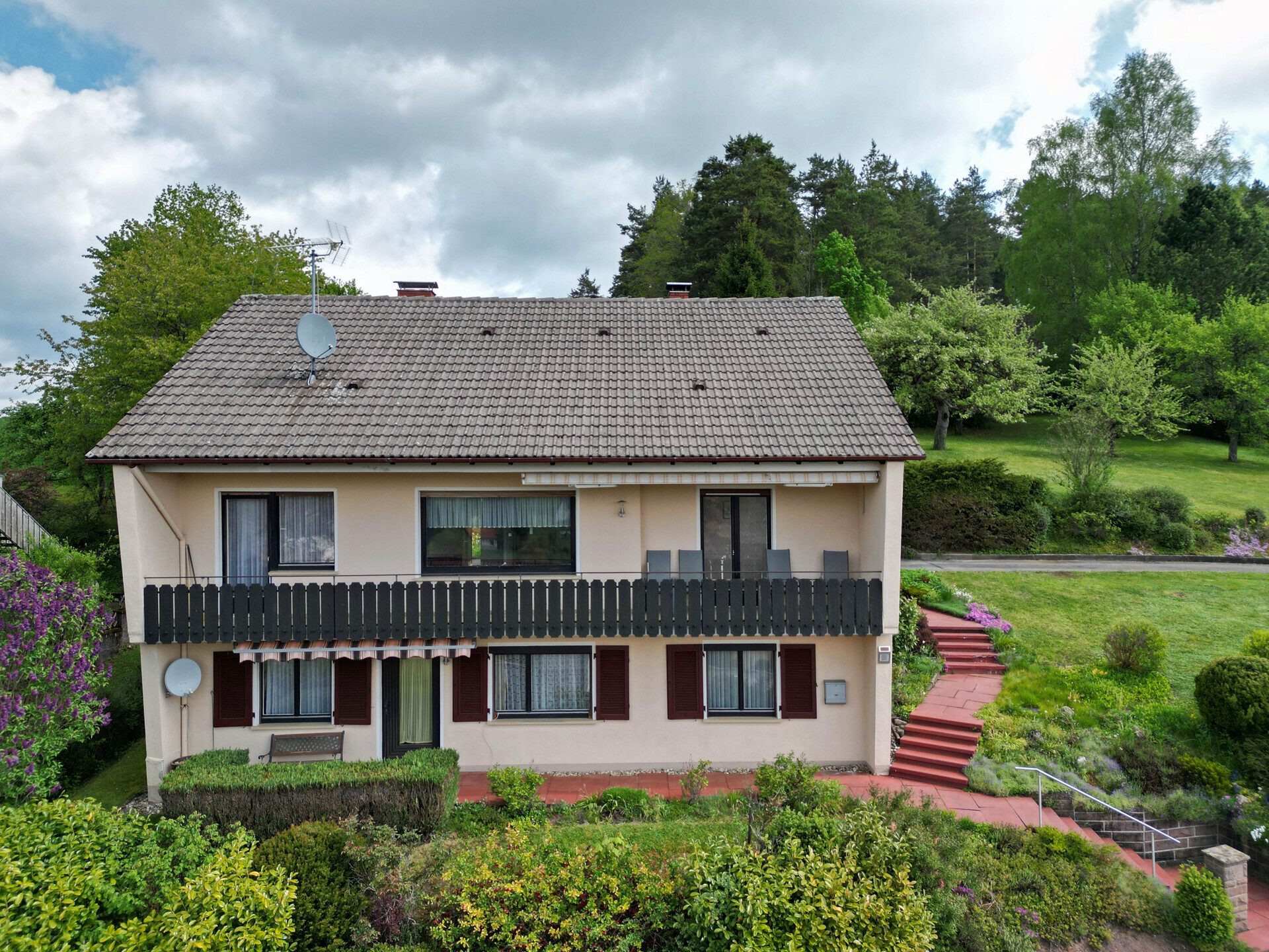 Immobilienangebot - Dornstetten / Aach - Alle - Familienglück. 7 Zimmer auf 133 qm.
Einliegerwohnung. Tolle Gartenoase. 
Zwei Garagen. TOP-Preis.
