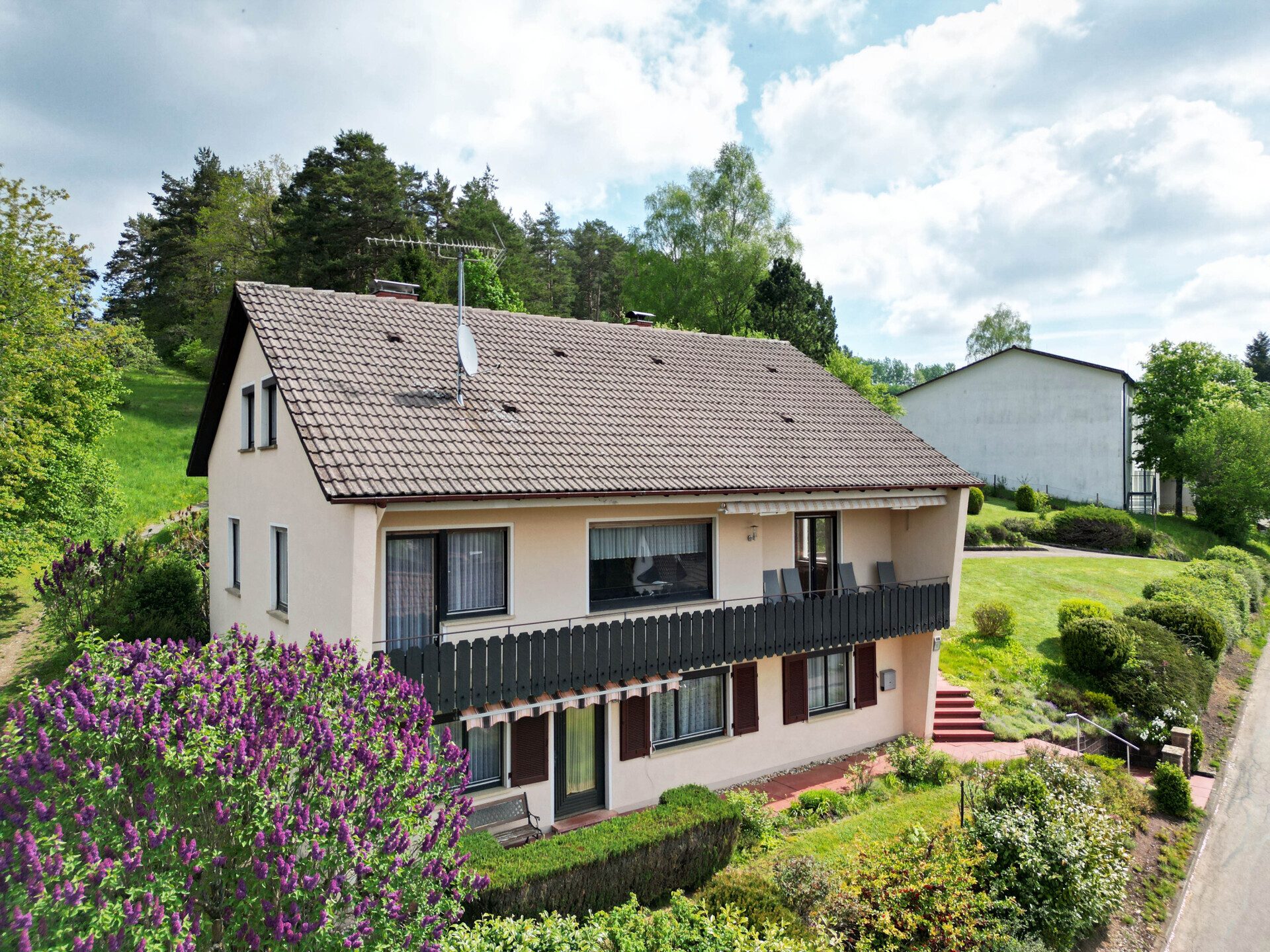 Immobilienangebot - Dornstetten / Aach - Alle - Familienglück. 7 Zimmer auf 133 qm.
Einliegerwohnung. Tolle Gartenoase. 
Zwei Garagen. TOP-Preis.
