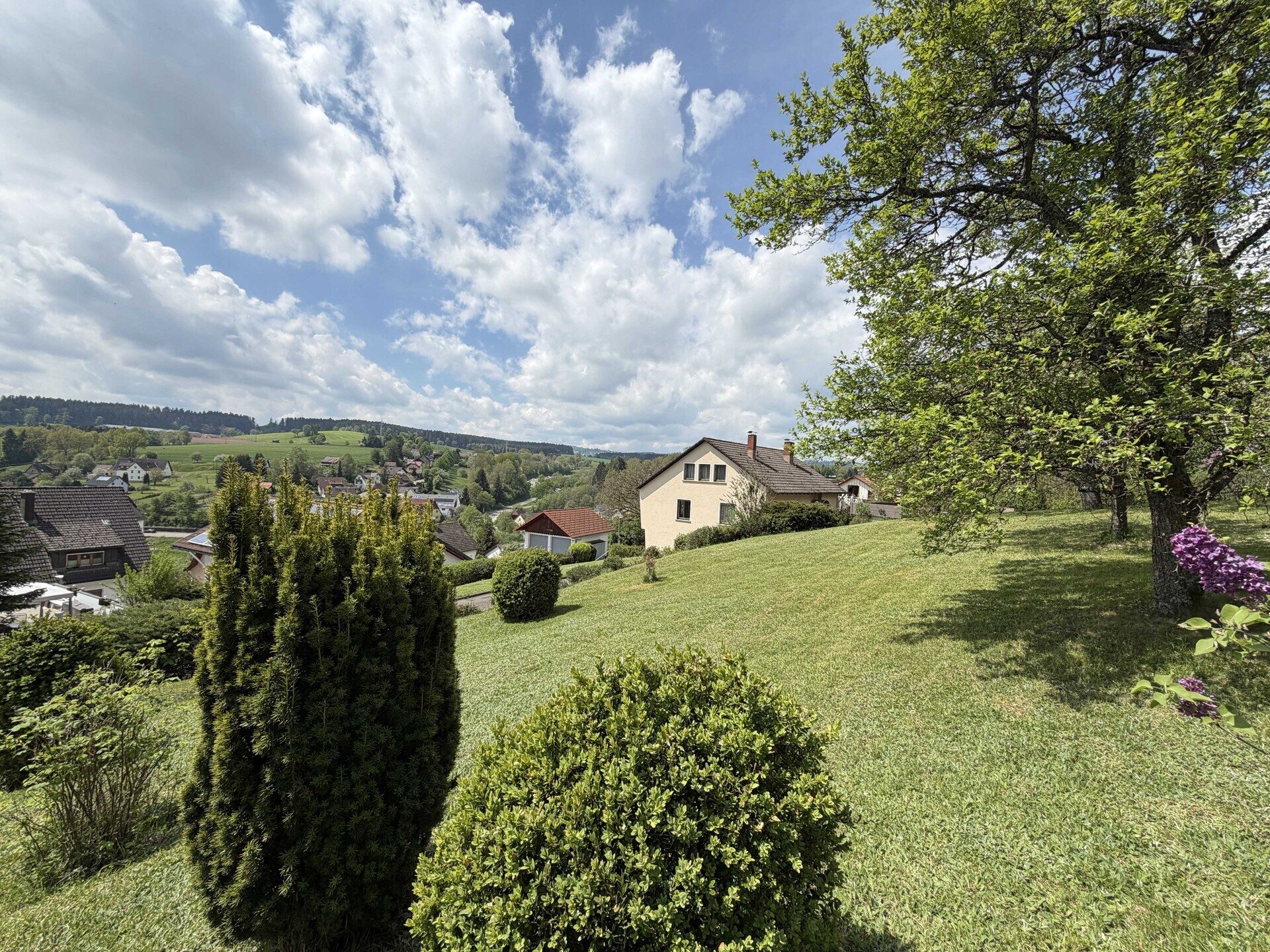 Immobilienangebot - Dornstetten / Aach - Alle - Familienglück. 7 Zimmer auf 133 qm.
Einliegerwohnung. Tolle Gartenoase. 
Zwei Garagen. TOP-Preis.