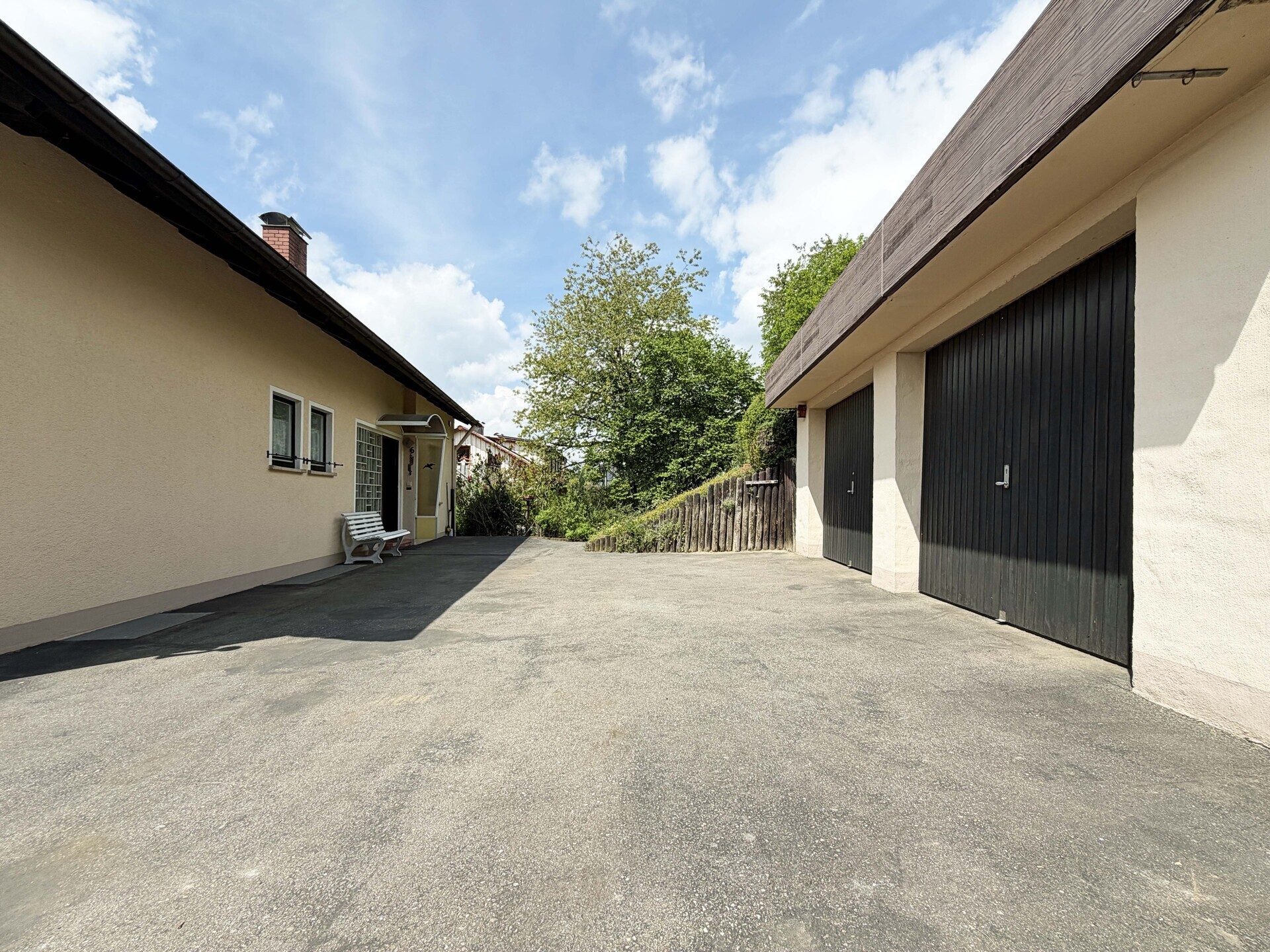 Immobilienangebot - Dornstetten / Aach - Alle - Familienglück. 7 Zimmer auf 133 qm.
Einliegerwohnung. Tolle Gartenoase. 
Zwei Garagen. TOP-Preis.