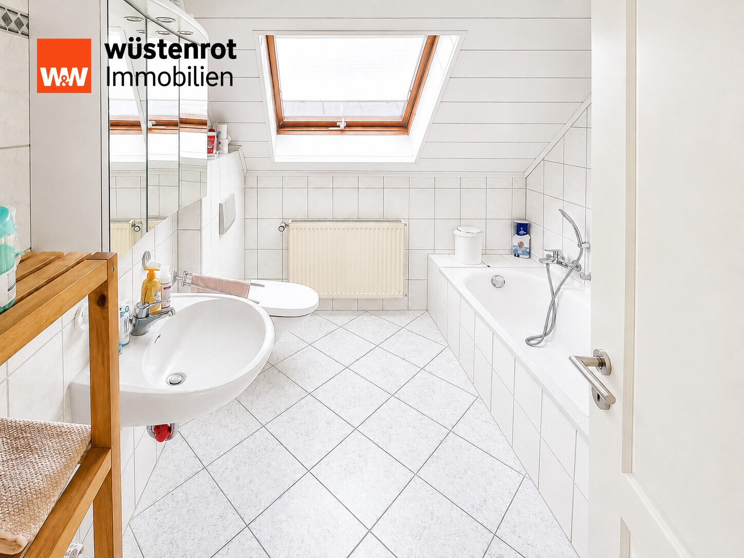 Immobilienangebot - Büdingen / Orleshausen - Alle - Volltreffer! 1-FH mit Nähe zu Feld, Stadt und Edeka! Solar, Kamin, 2 Bäder, ELW, Garage und Garten!