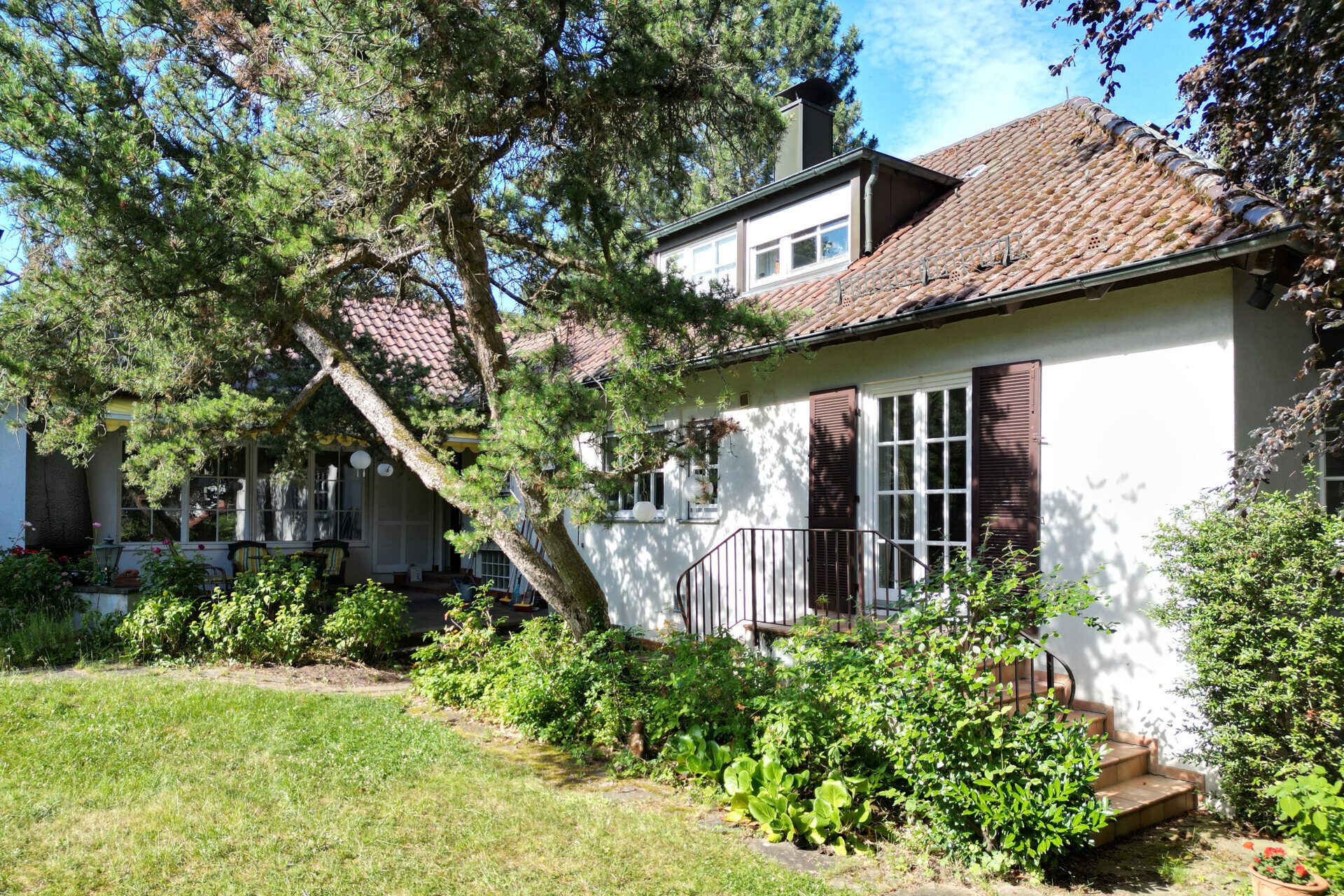 Immobilienangebot - Stuttgart / Rohr - Alle - Repräsentative Villa mit Einliegerwohnung - 247m² Wohnfläche auf 952m² Privatgrund
