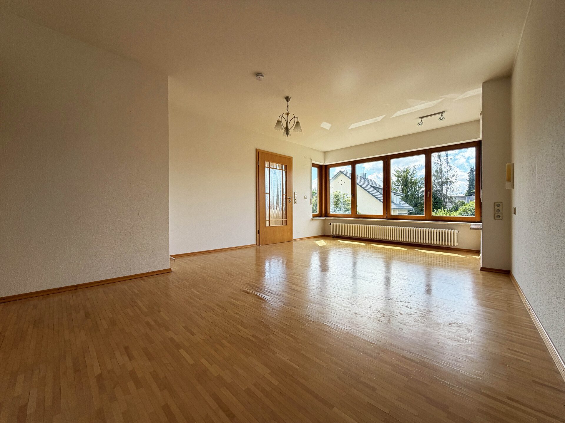Immobilienangebot - Gottmadingen - Alle - Großzügiges Zuhause. 8 Zimmer. 223 m².
Garten, Garage und 2 Stellplätze. Viel
Platz für Ihre Ideen.