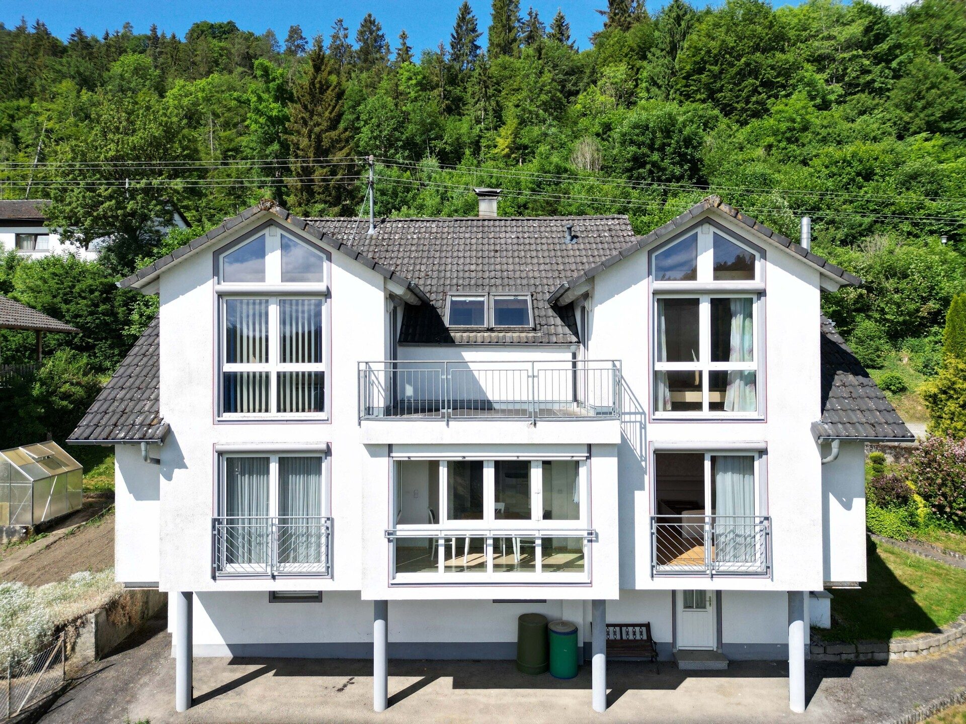 Immobilienangebot - Epfendorf - Alle - Familienhaus mit 2 Wohnungen.
7 Zimmer. 183 m². Traum-Ausblick.
3 Garagen. Herrliches Grundstück.