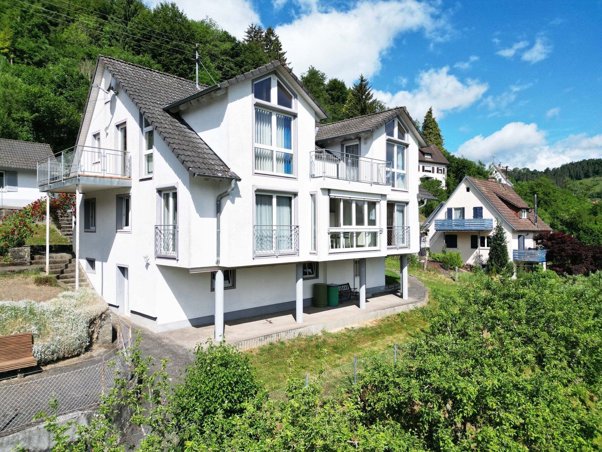 Immobilienangebot - Epfendorf - Alle - Familienhaus mit 2 Wohnungen.
7 Zimmer. 183 m². Traum-Ausblick.
3 Garagen. Herrliches Grundstück.