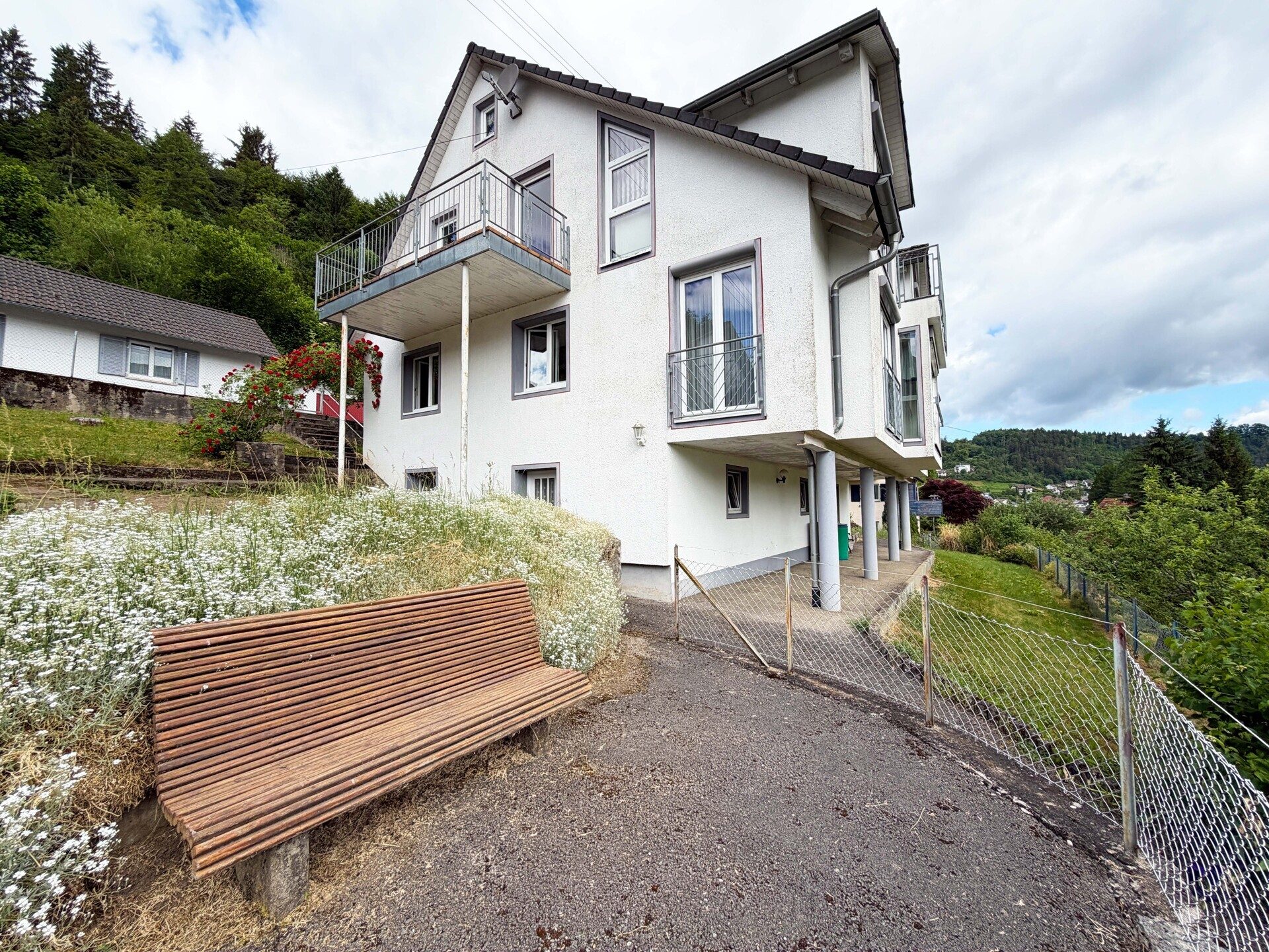 Immobilienangebot - Epfendorf - Alle - Familienhaus mit 2 Wohnungen.
7 Zimmer. 183 m². Traum-Ausblick.
3 Garagen. Herrliches Grundstück.