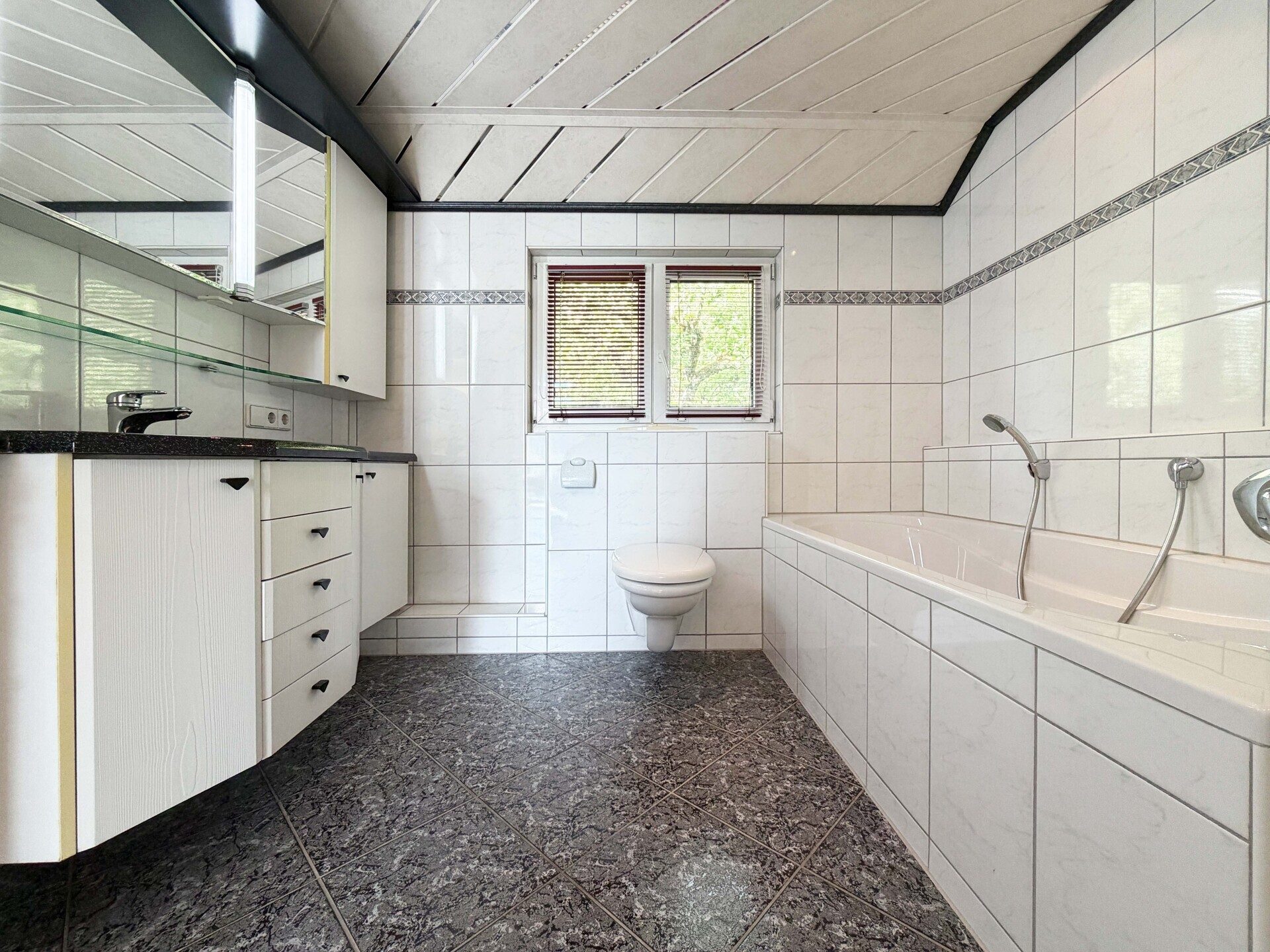 Immobilienangebot - Epfendorf - Alle - Familienhaus mit 2 Wohnungen.
7 Zimmer. 183 m². Traum-Ausblick.
3 Garagen. Herrliches Grundstück.