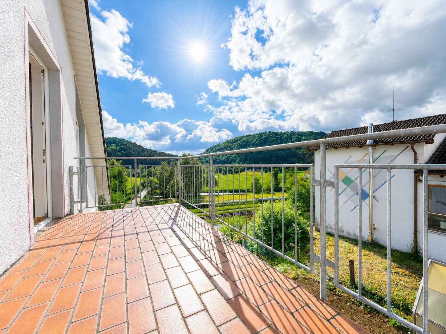 Immobilienangebot - Epfendorf - Alle - Familienhaus mit 2 Wohnungen.
7 Zimmer. 183 m². Traum-Ausblick.
3 Garagen. Herrliches Grundstück.